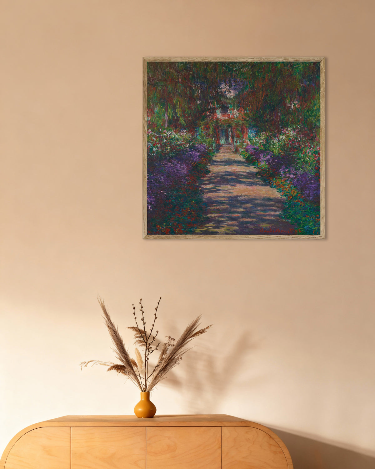 Claude Monet’n Kuja Monet’n puutarhassa Givernyssä (1902) -juliste luonnonvärisessä puukehyksessä