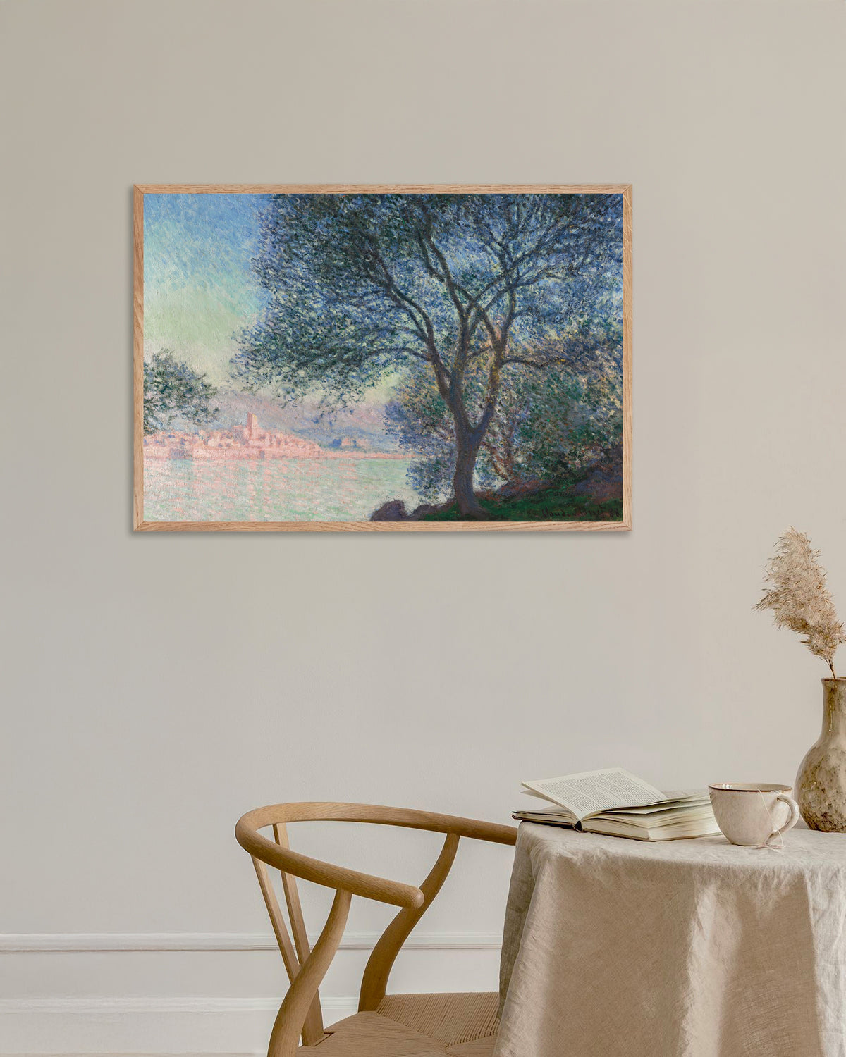 Claude Monet’n Antibes La Salisista nähtynä (1888) -juliste luonnonvärisessä puukehyksessä