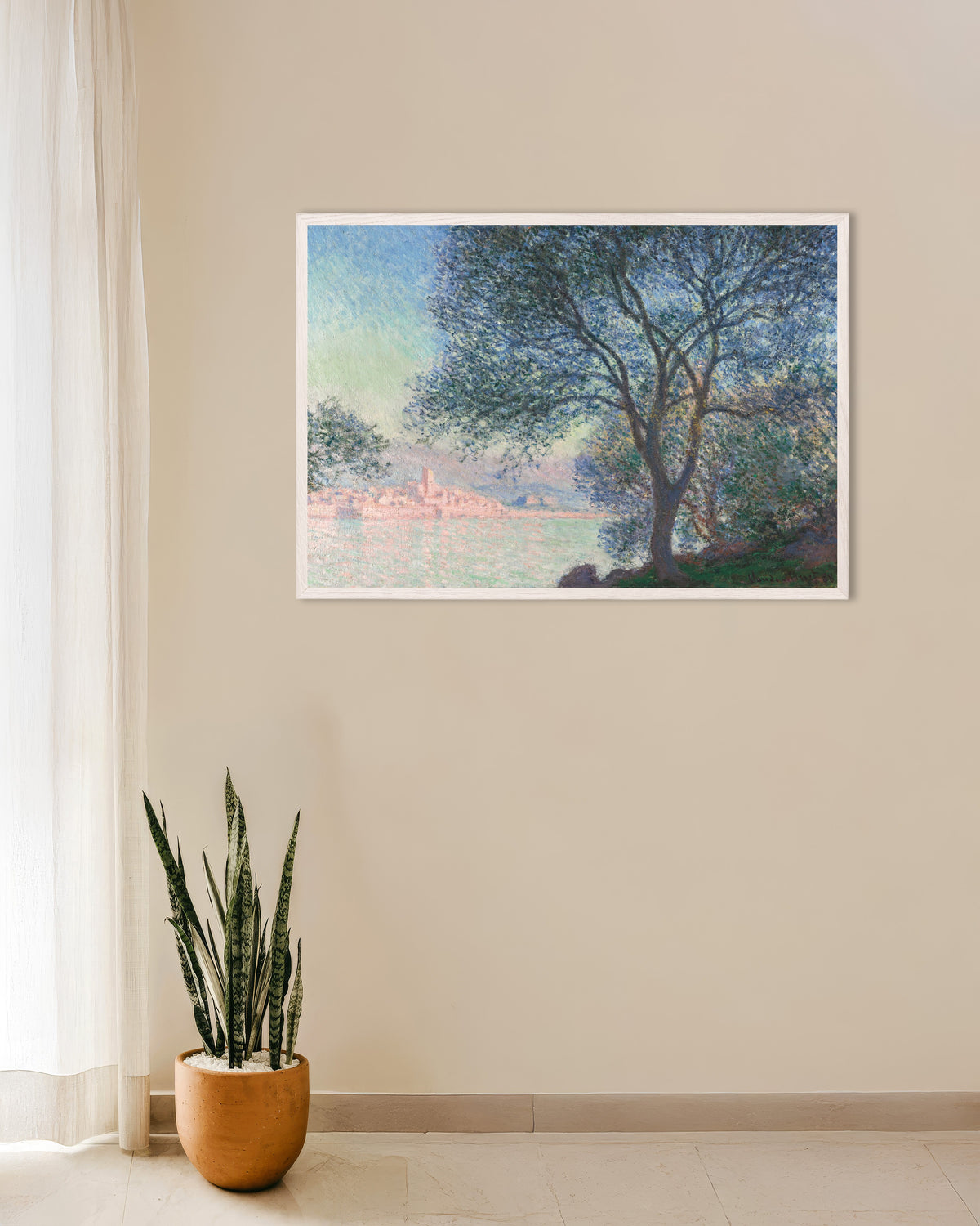 Claude Monet’n Antibes La Salisista nähtynä (1888) -juliste valkoisessa puukehyksessä