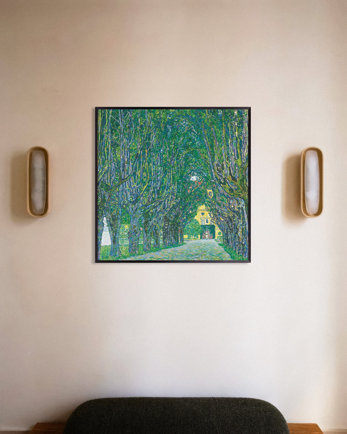 Gustav Klimtin Kammerin linnaan johtava kuja (1912) -juliste metallikehyksessä