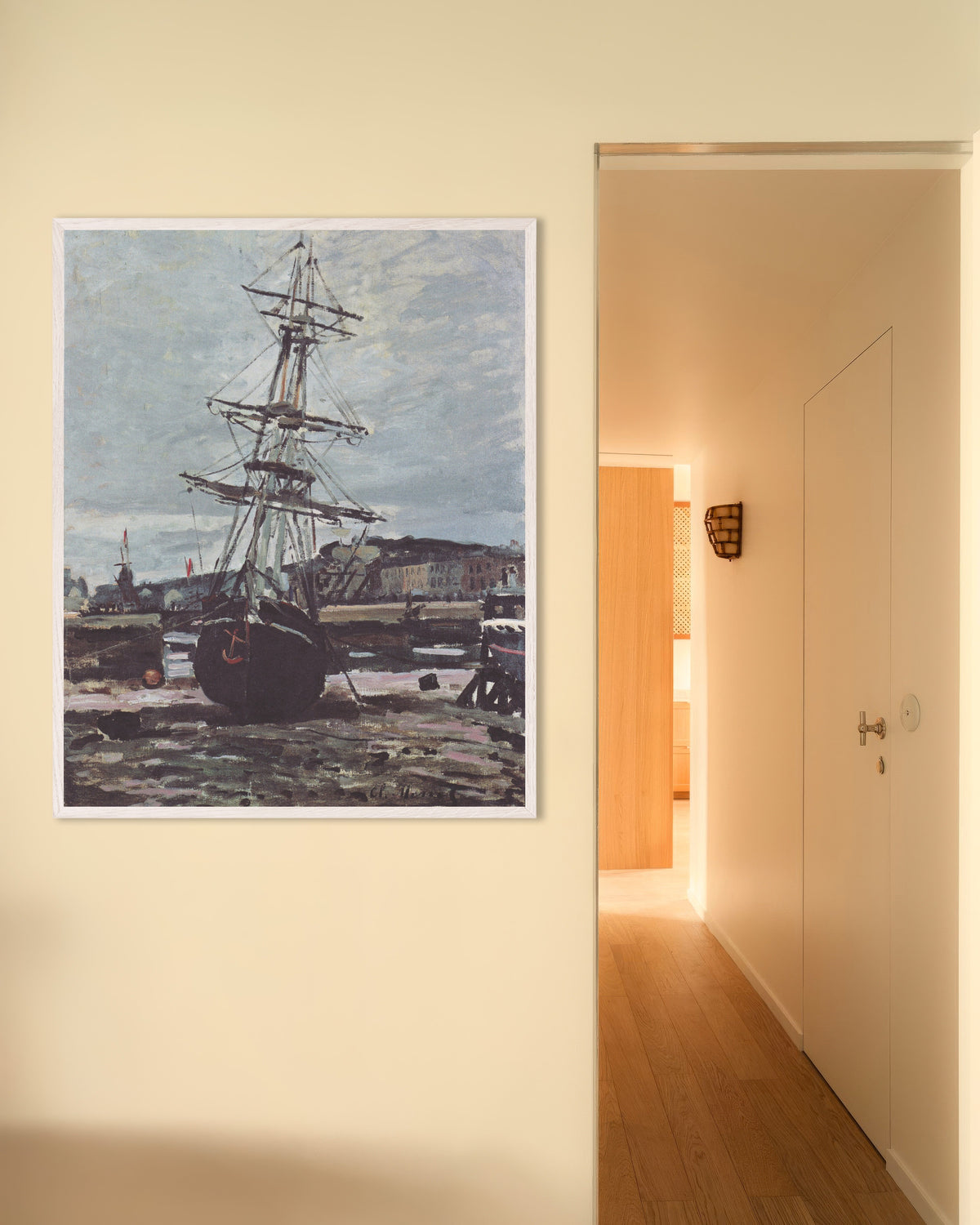 Claude Monet’n Karilleajanut vene Fécampissa (1868) -juliste valkoisessa puukehyksessä
