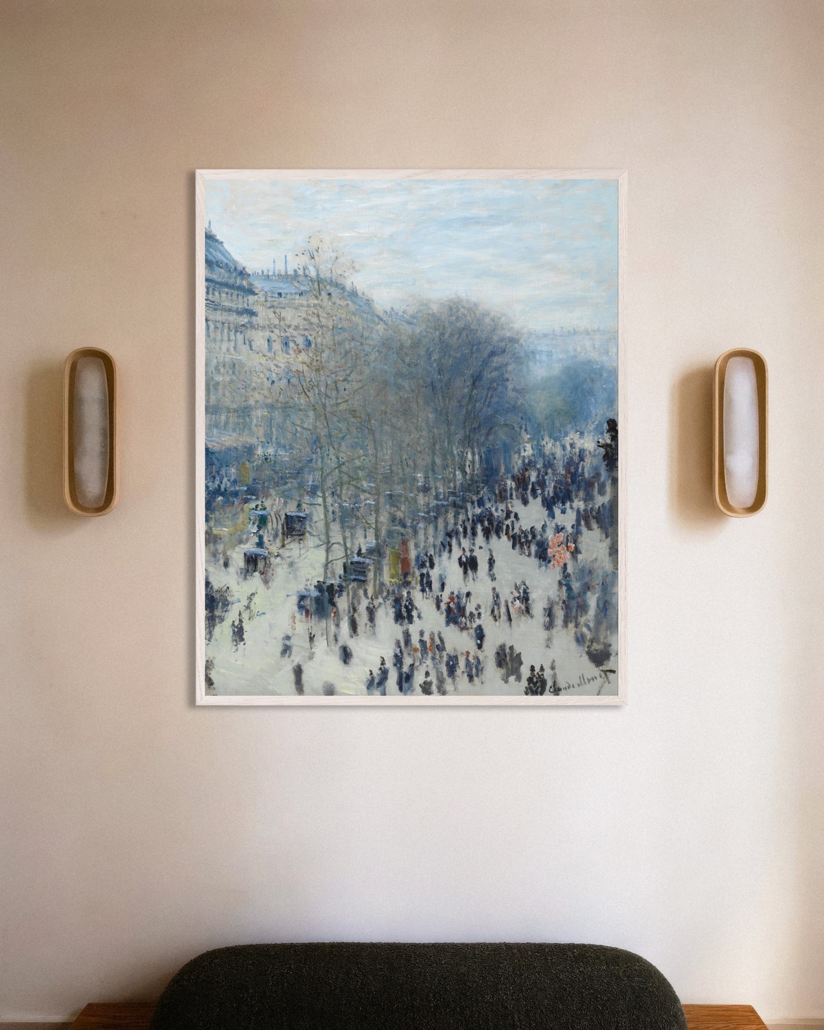 Claude Monet’n Boulevard des Capucines (1873–1874) -juliste valkoisessa puukehyksessä