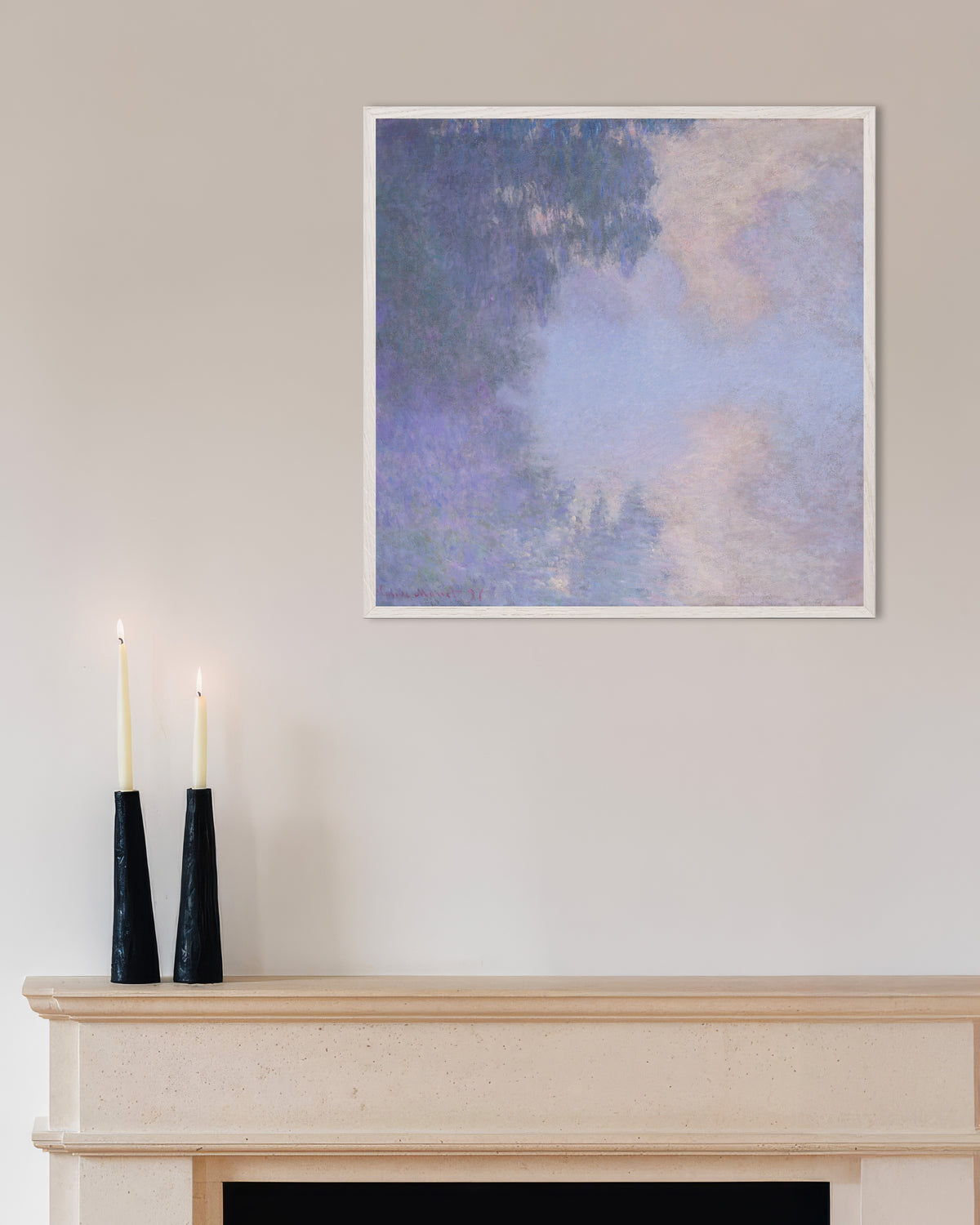 Claude Monet’n Seinen sivuhaara Givernyn lähellä, usva (1897) -juliste valkoisessa puukehyksessä