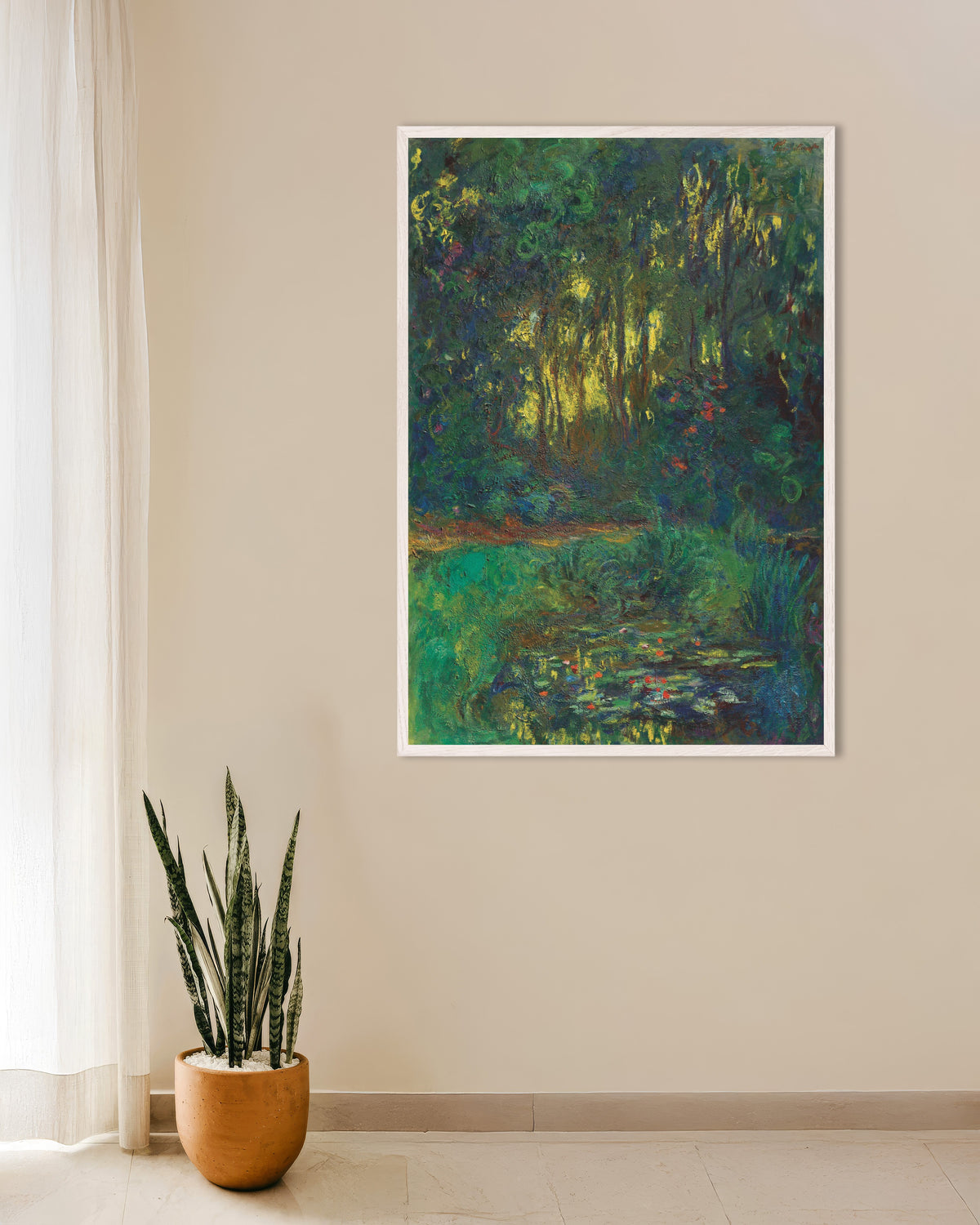 Claude Monet’n Lumpelammen nurkka (1918–1919) -juliste valkoisessa puukehyksessä