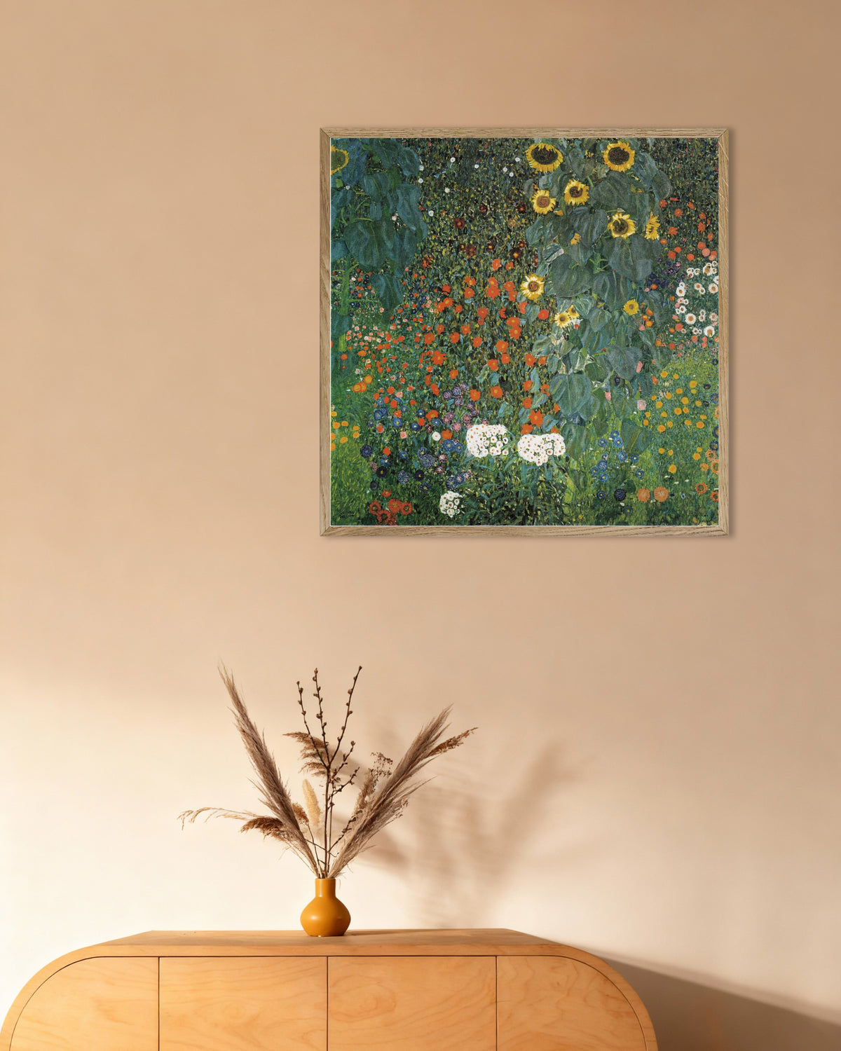 Gustav Klimtin Maalaispuutarha ja auringonkukat (1907) -juliste luonnonvärisessä puukehyksessä