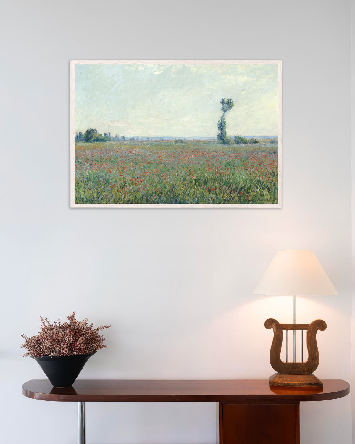 Claude Monet’n Unikkopelto -juliste valkoisessa puukehyksessä