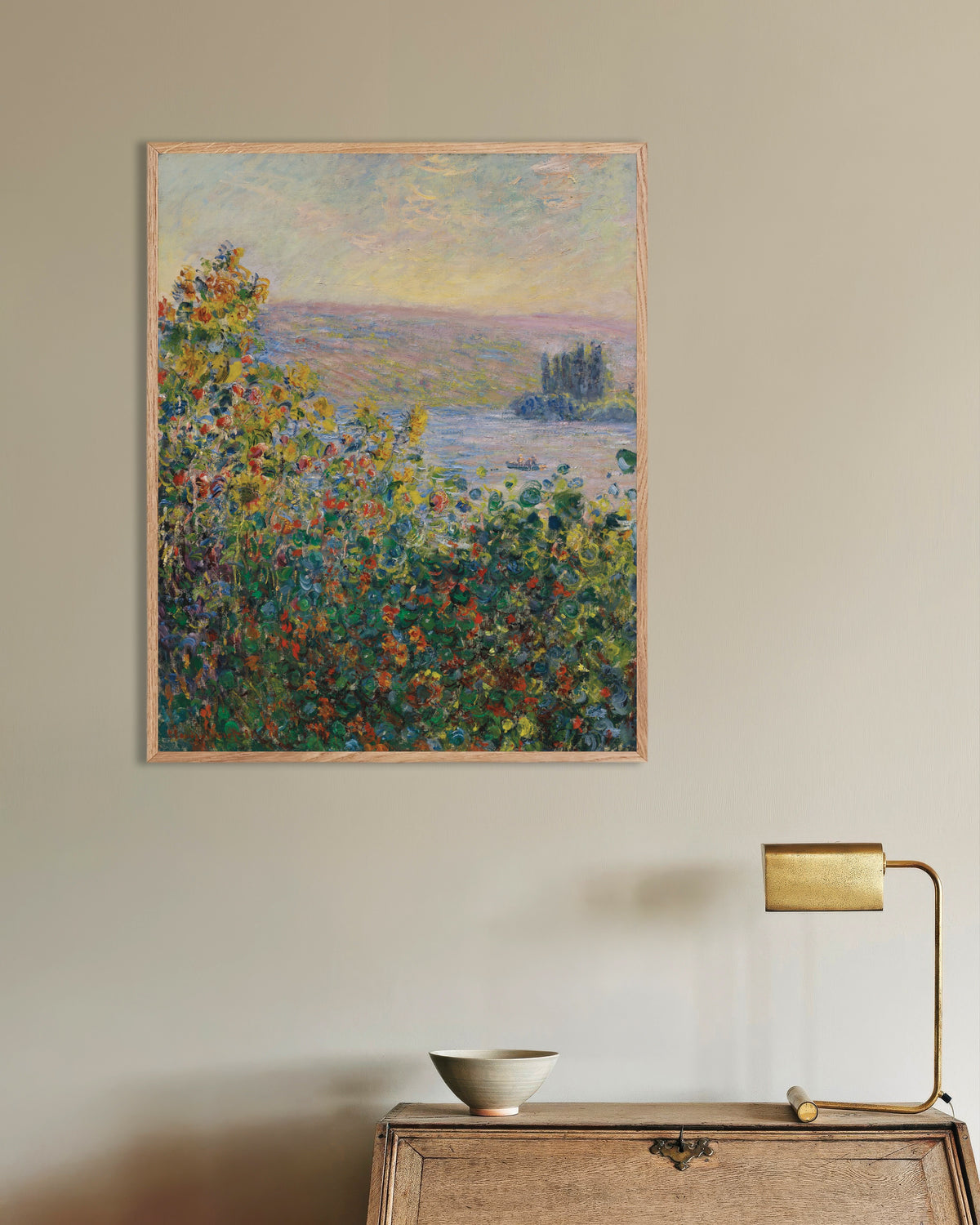 Claude Monet’n Kukkapenkkejä Vétheuilissa (1881) -juliste luonnonvärisessä puukehyksessä