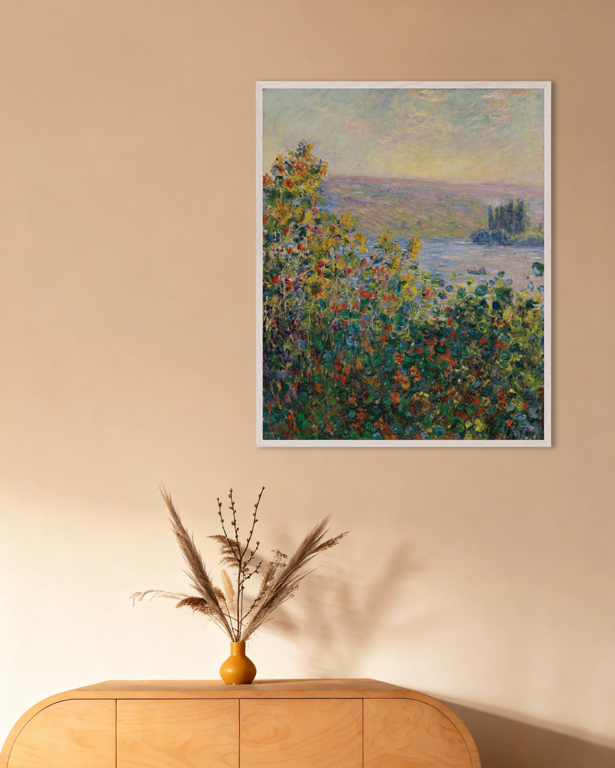 Claude Monet’n Kukkapenkkejä Vétheuilissa (1881) -juliste valkoisessa puukehyksessä