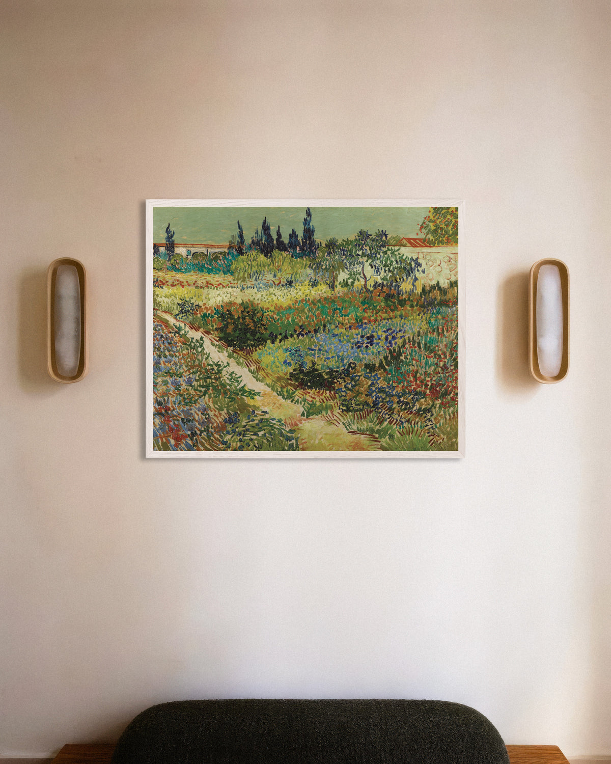 Juliste teoksesta Arlesin puutarha (1888), Vincent van Gogh, valkoisissa puukehyksissä