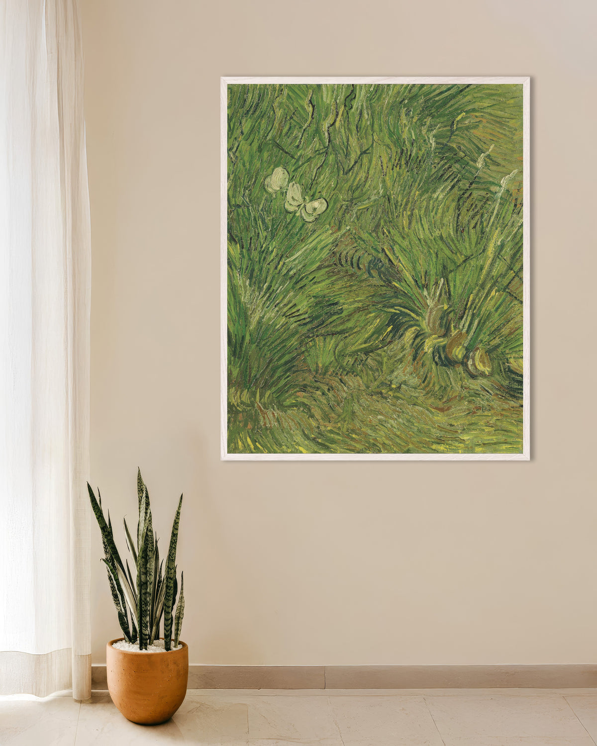 Juliste, jossa on Vincent van Goghin Puutarha perhosineen (1889), valkoisella puukehyksellä