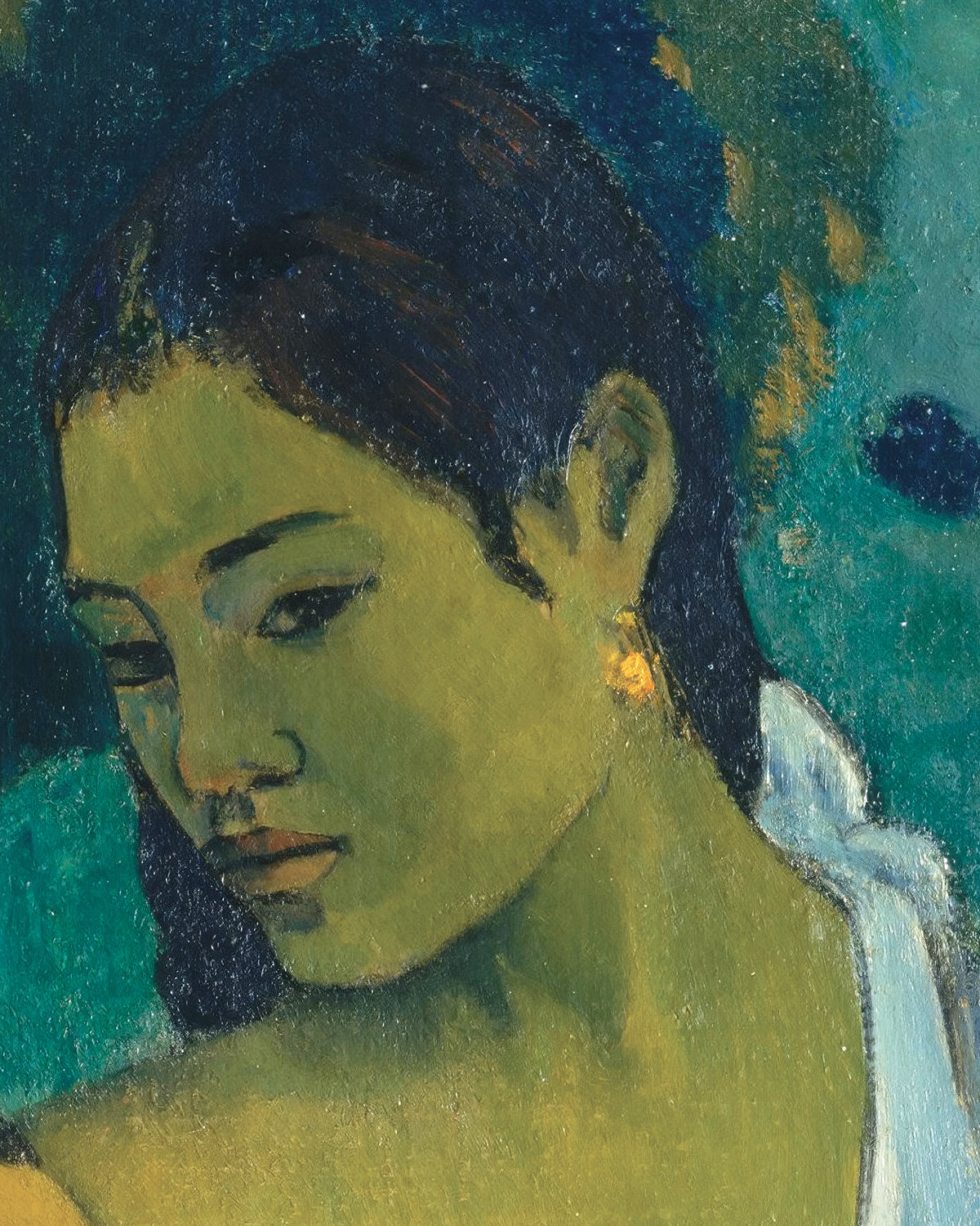 Lähikuva Paul Gauguinin maalaamasta naisen muotokuvasta. Naisella on tummat hiukset, vaaleanvihreä iho ja valkoinen vaate, taustalla on sinivihreitä ja sinisiä sävyjä.