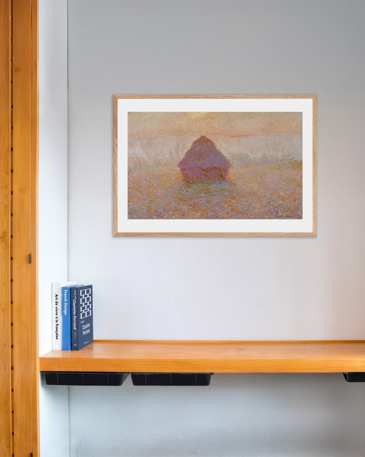 Claude Monet’n Viljasuova, aurinko usvassa (1891) -juliste luonnonvärisessä puukehyksessä