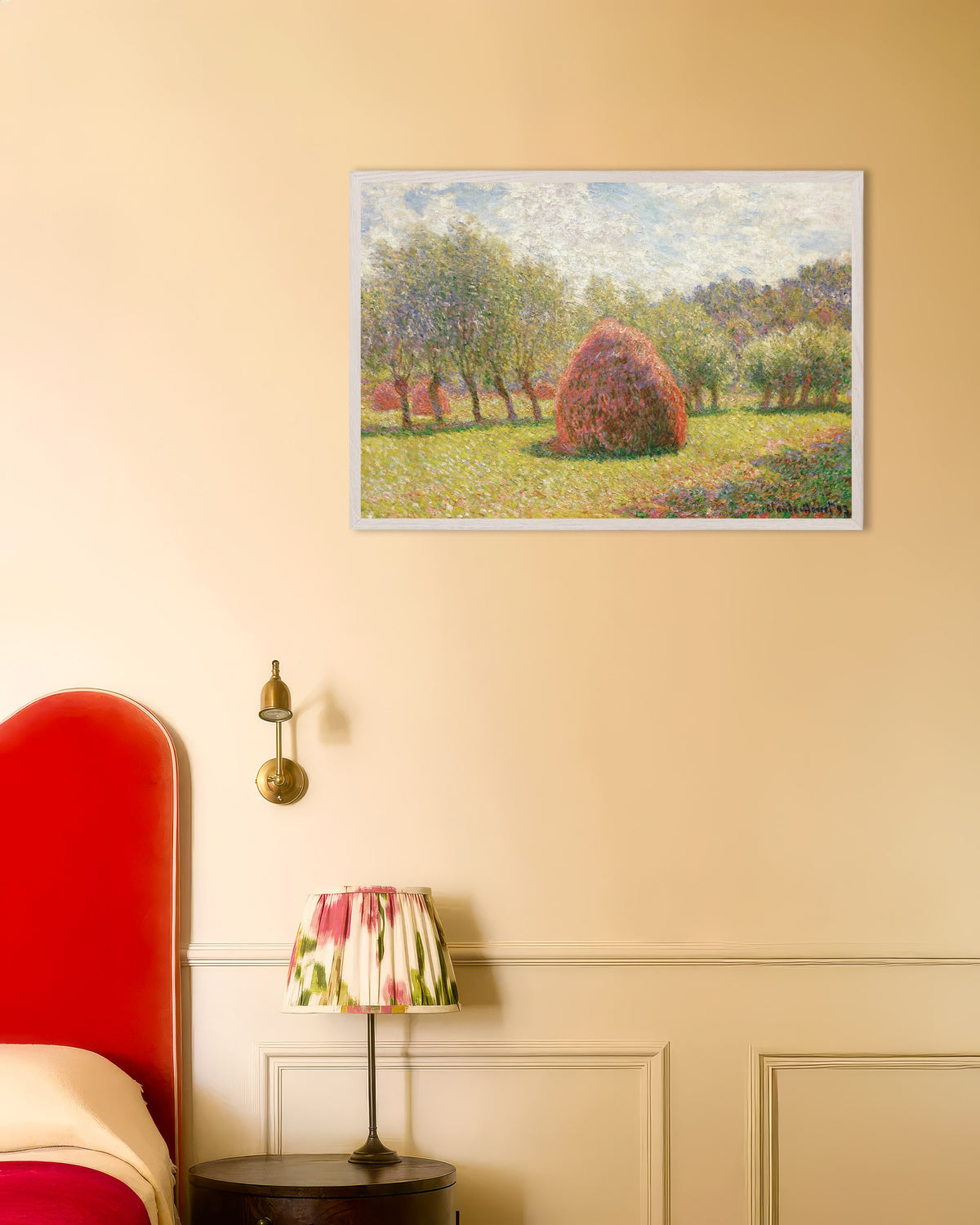 Claude Monet’n Heinäsuovat Givernyssä (1893) -juliste valkoisessa puukehyksessä