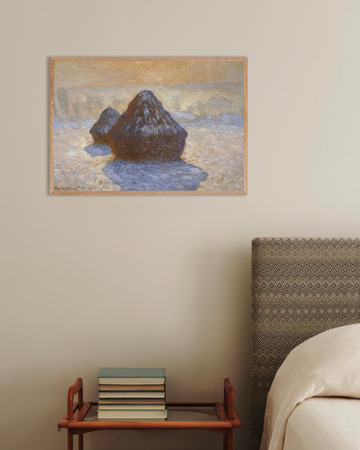 Claude Monet’n Viljasuovat, lumivaikutelma (1891) -juliste luonnonvärisessä puukehyksessä