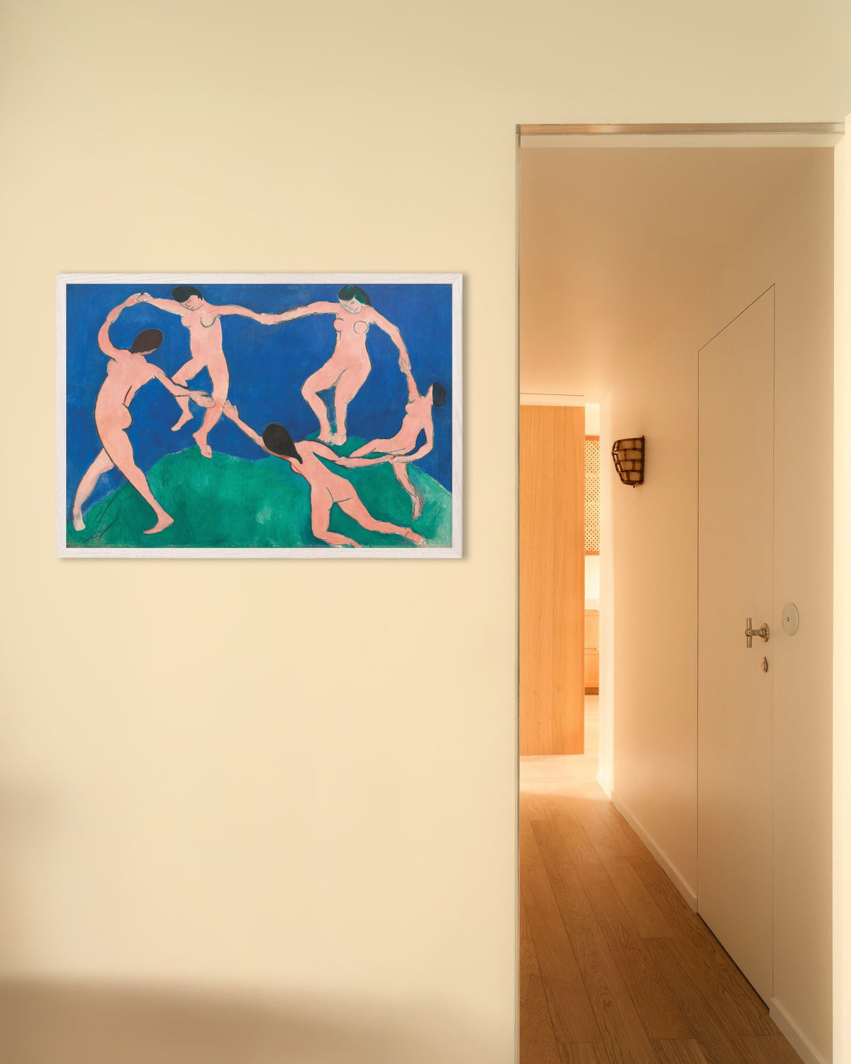 Juliste teoksesta Henri Matisse Tanssi-juliste (1909), valkoisissa puukehyksissä