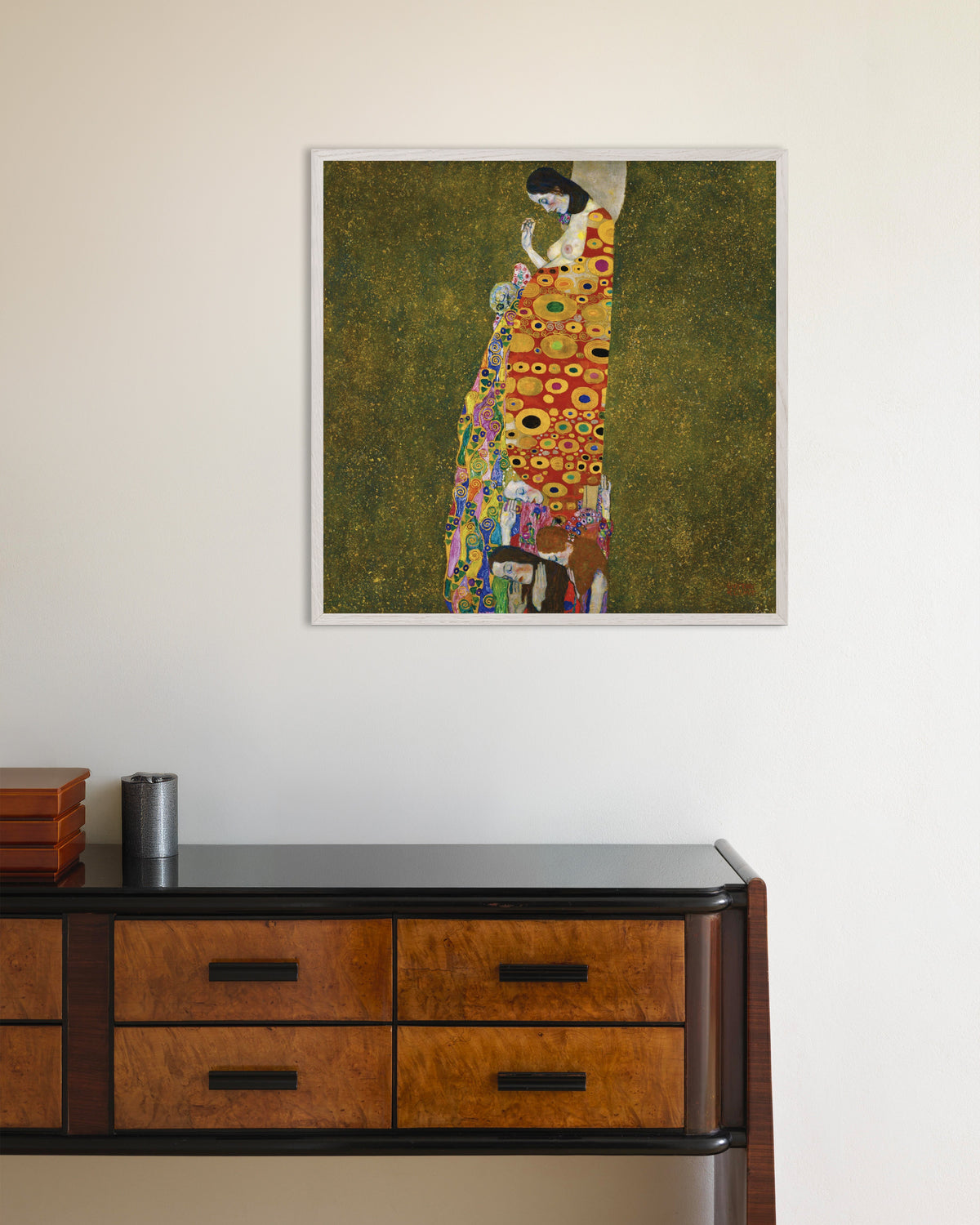 Gustav Klimtin Toivo II (1907–1908) -juliste valkoisessa puukehyksessä