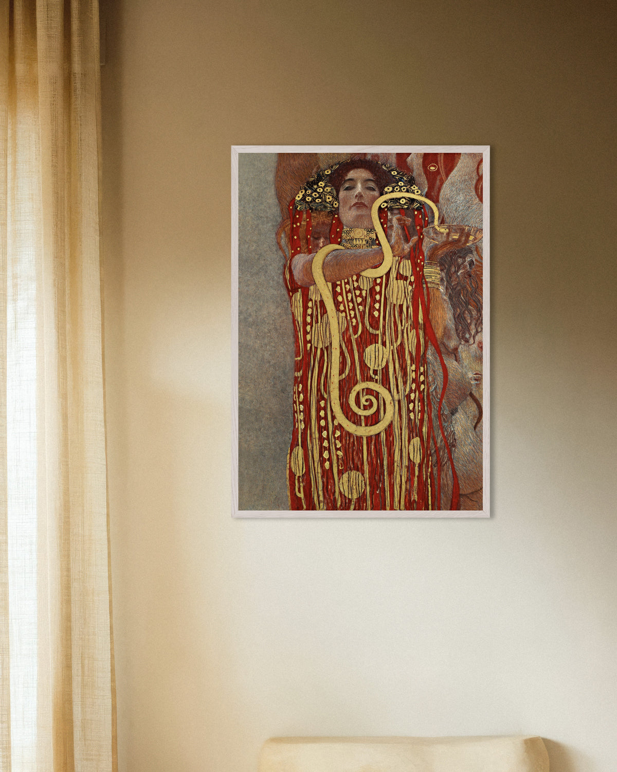 Gustav Klimtin Hygieia, yksityiskohta Lääketieteestä (1907) -juliste valkoisessa puukehyksessä