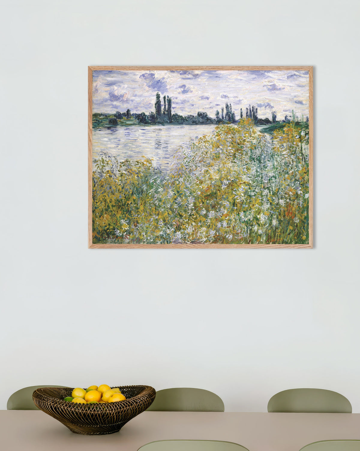 Claude Monet’n Kukkasaari Vétheuilin lähellä (1880) -juliste luonnonvärisessä puukehyksessä