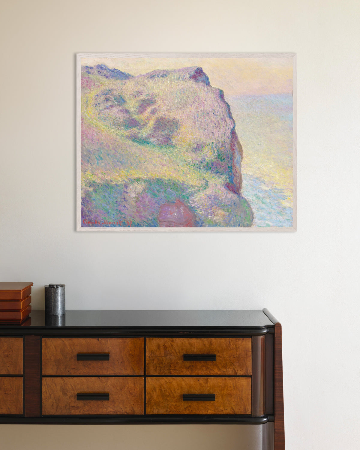 Claude Monet’n Pointe du Petit Ailly (1897) -juliste valkoisessa puukehyksessä