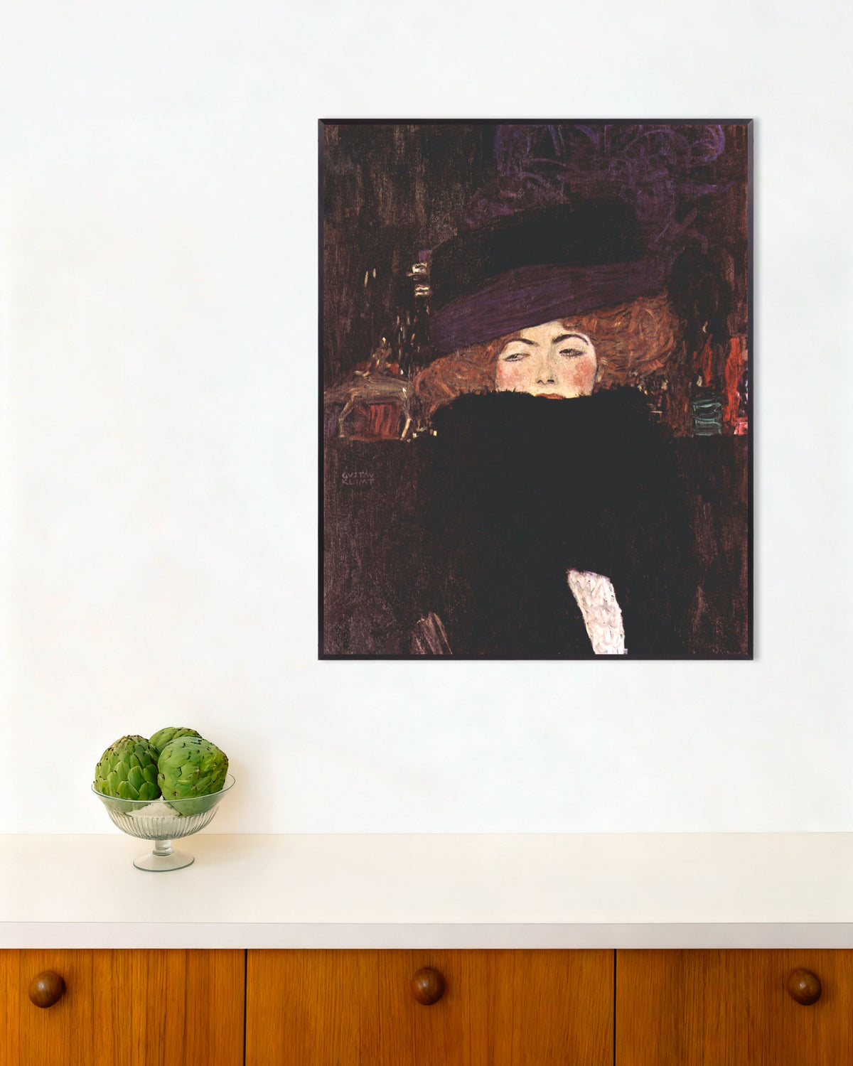 Juliste, Gustav Klimtin teos Nainen hattu päässä ja höyhenpuuhka kaulassa (1909), metallikehyksissä