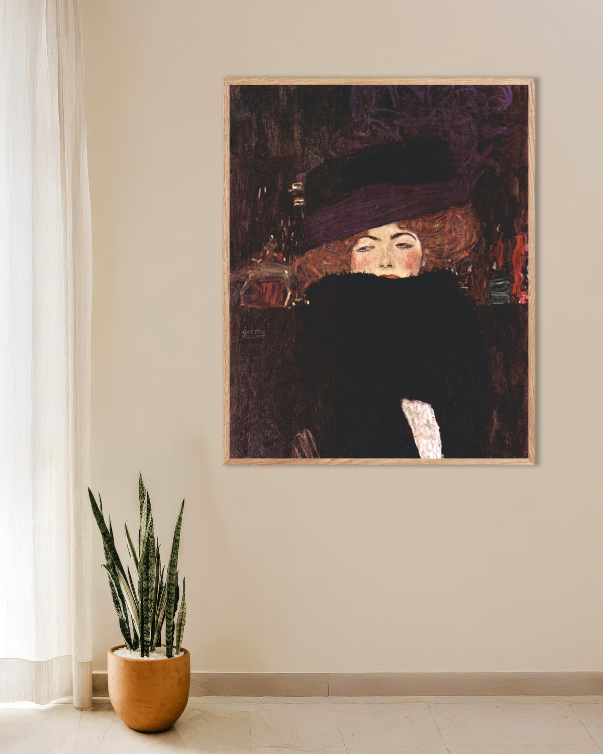 Juliste, Gustav Klimtin teos Nainen hattu päässä ja höyhenpuuhka kaulassa (1909), luonnonvärisissä puukehyksissä
