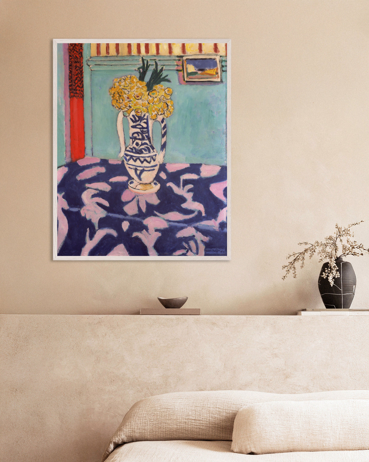 Juliste teoksesta Käet, sininen ja vaaleanpunainen matto (1911), Henri Matisse, valkoisissa puukehyksissä