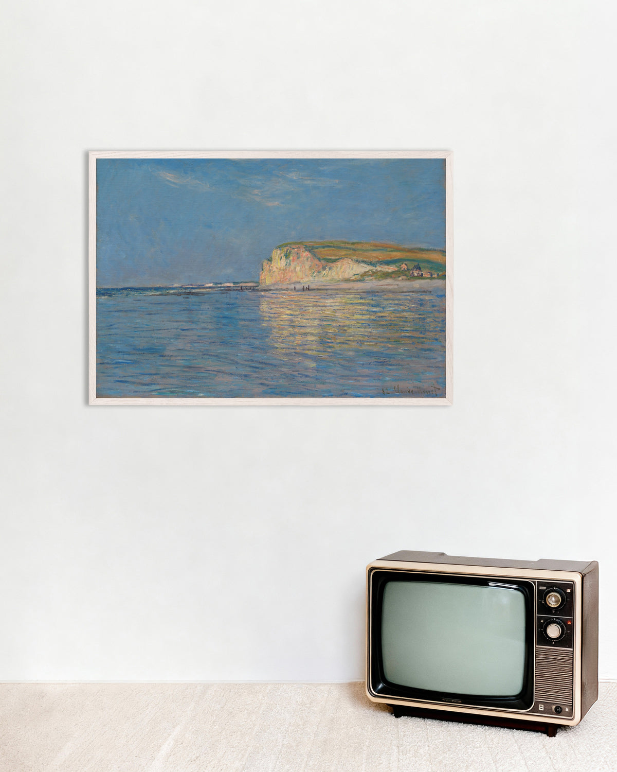Claude Monet’n Laskuvesi Pourvillessa Dieppen lähellä (1882) -juliste valkoisessa puukehyksessä
