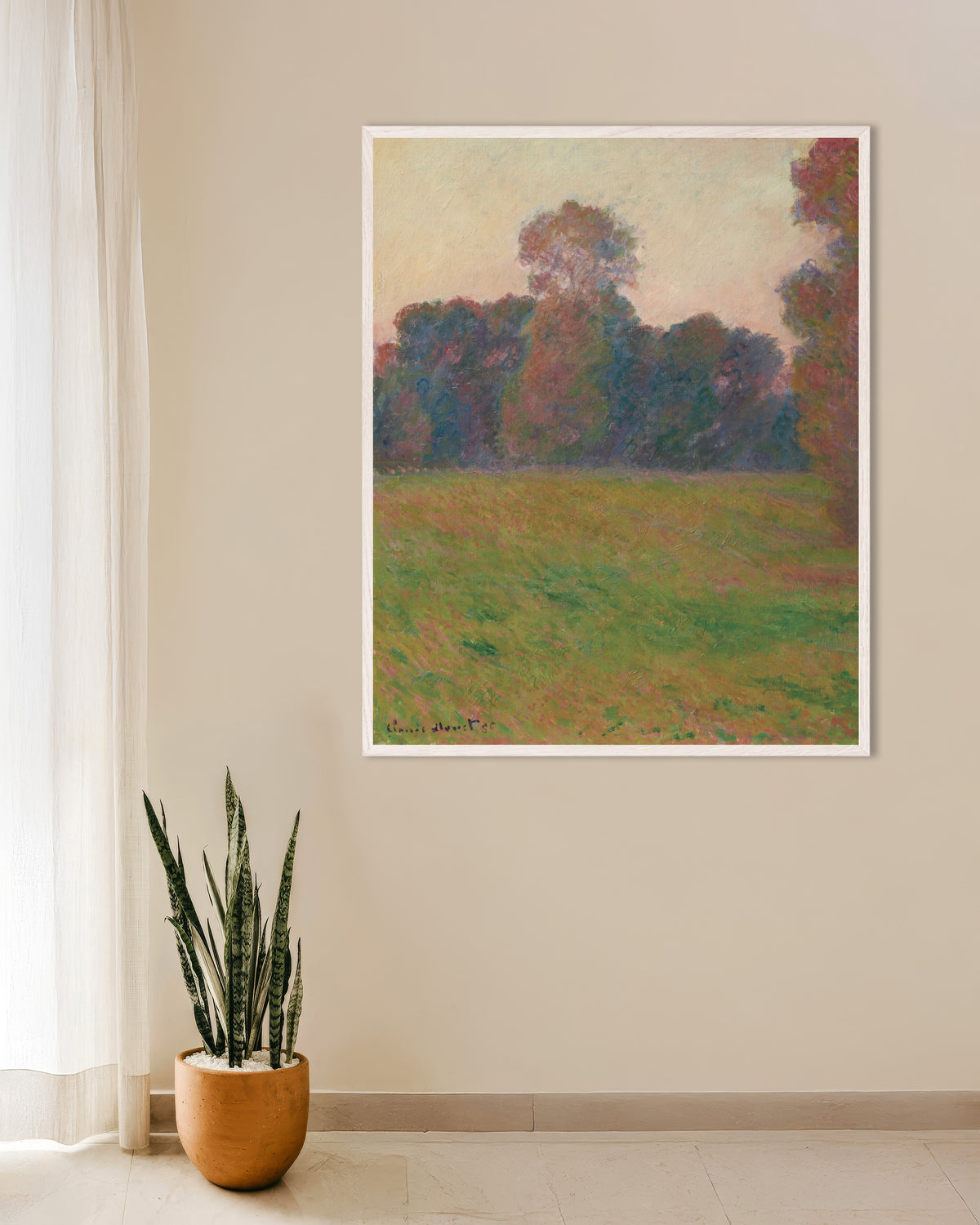 Claude Monet’n Niitty Givernyssä (1886) -juliste valkoisessa puukehyksessä