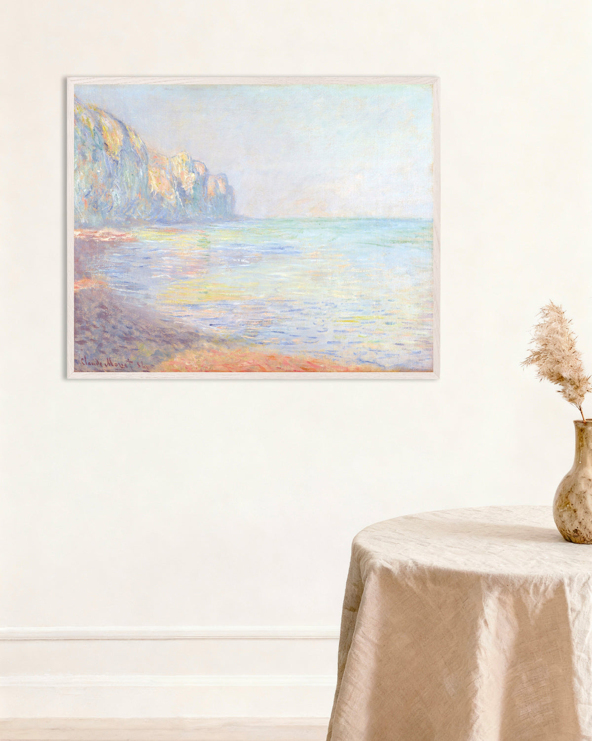 Claude Monet’n Usvainen aamu Pourvillessa (1882) -juliste valkoisessa puukehyksessä