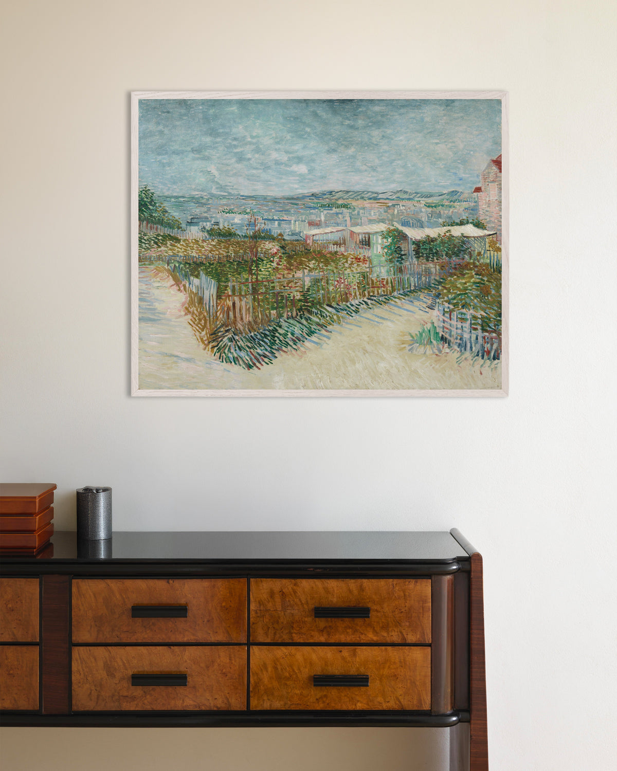 Juliste teoksesta Montmartre, Moulin de la Galetten takana (1887), Vincent van Gogh, valkoisella puukehyksellä
