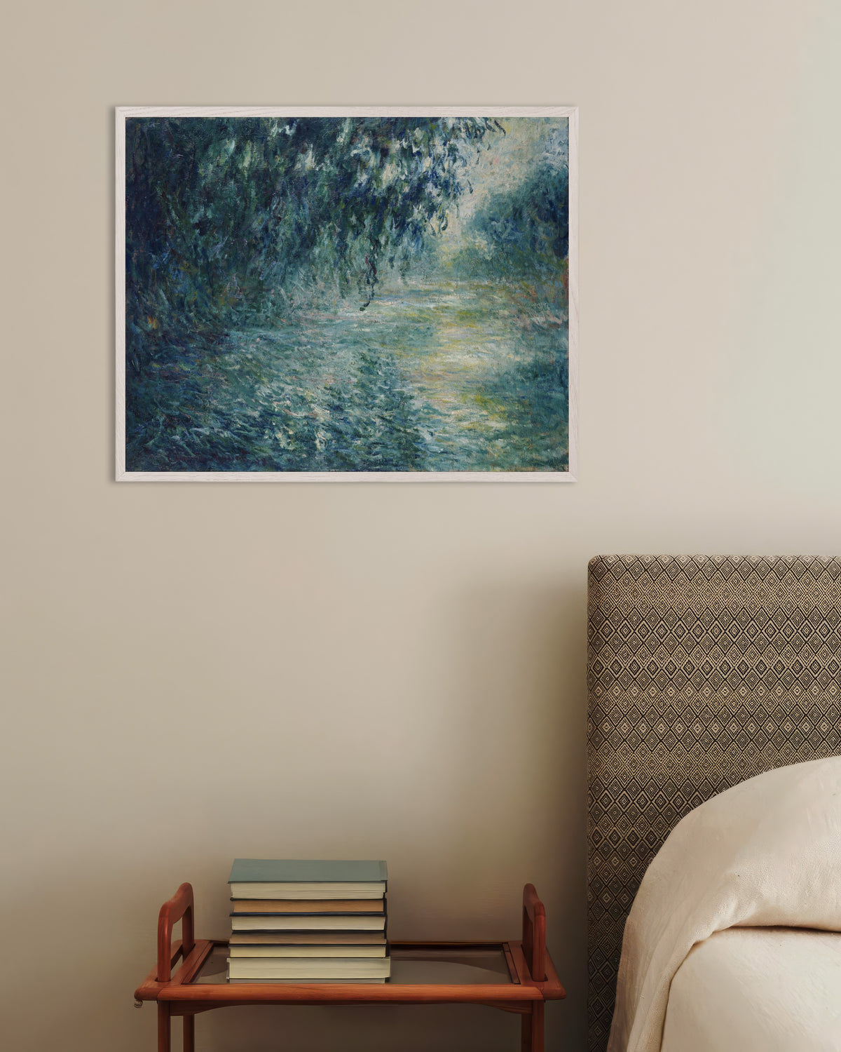 Claude Monet’n Aamu Seinellä (1898) -juliste valkoisessa puukehyksessä