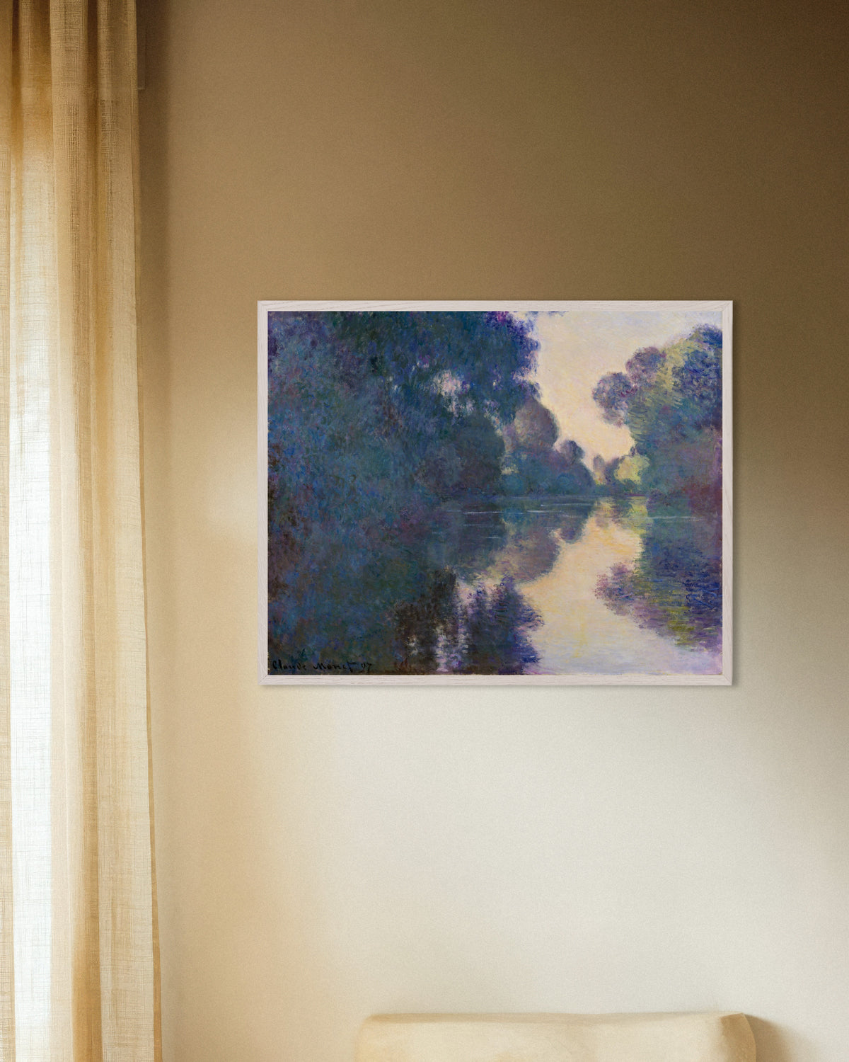 Claude Monet’n Aamu Seinellä Givernyn lähellä (1897) -juliste valkoisessa puukehyksessä