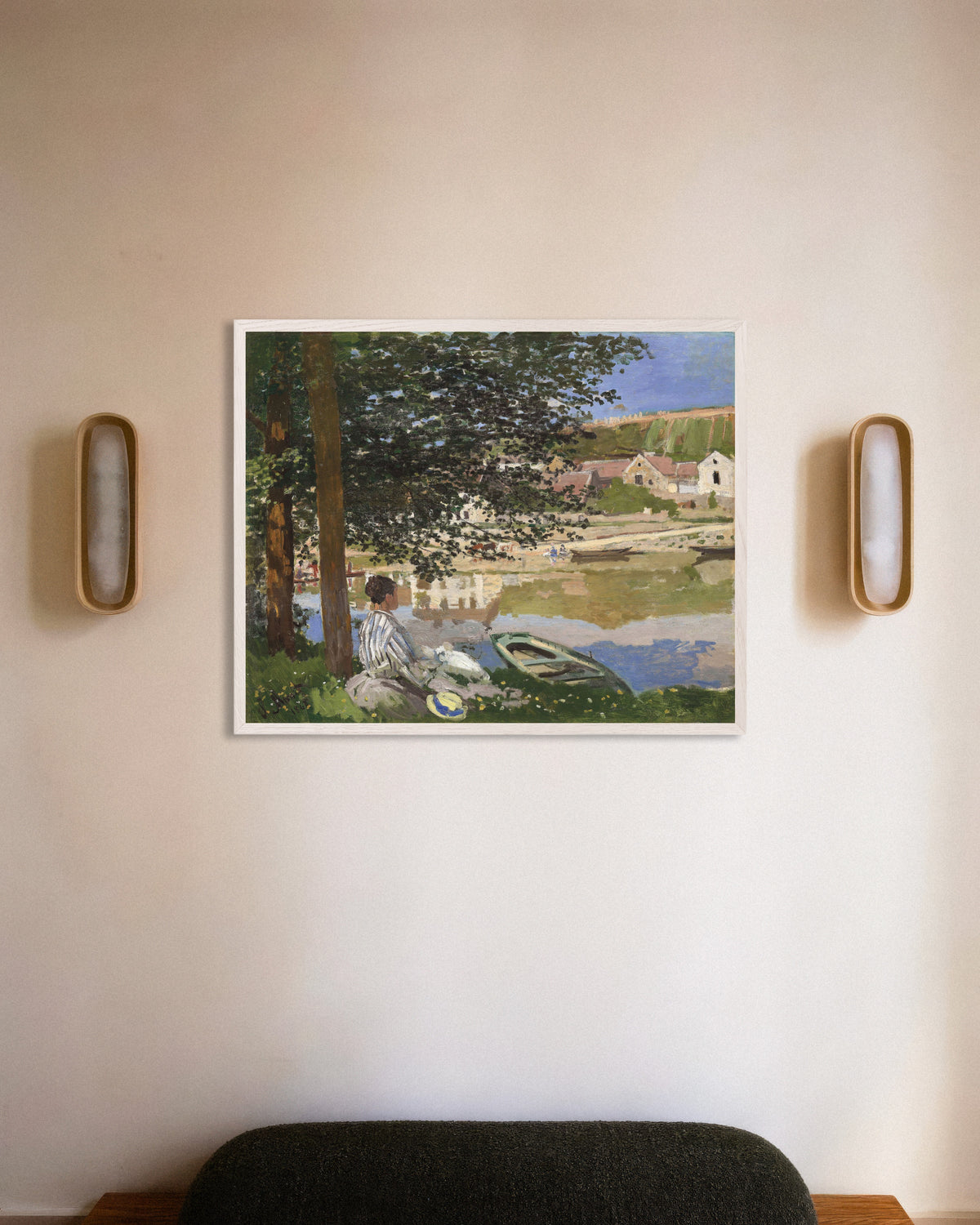 Claude Monet’n Seinen rannalla, Bennecourt (1868) -juliste valkoisessa puukehyksessä