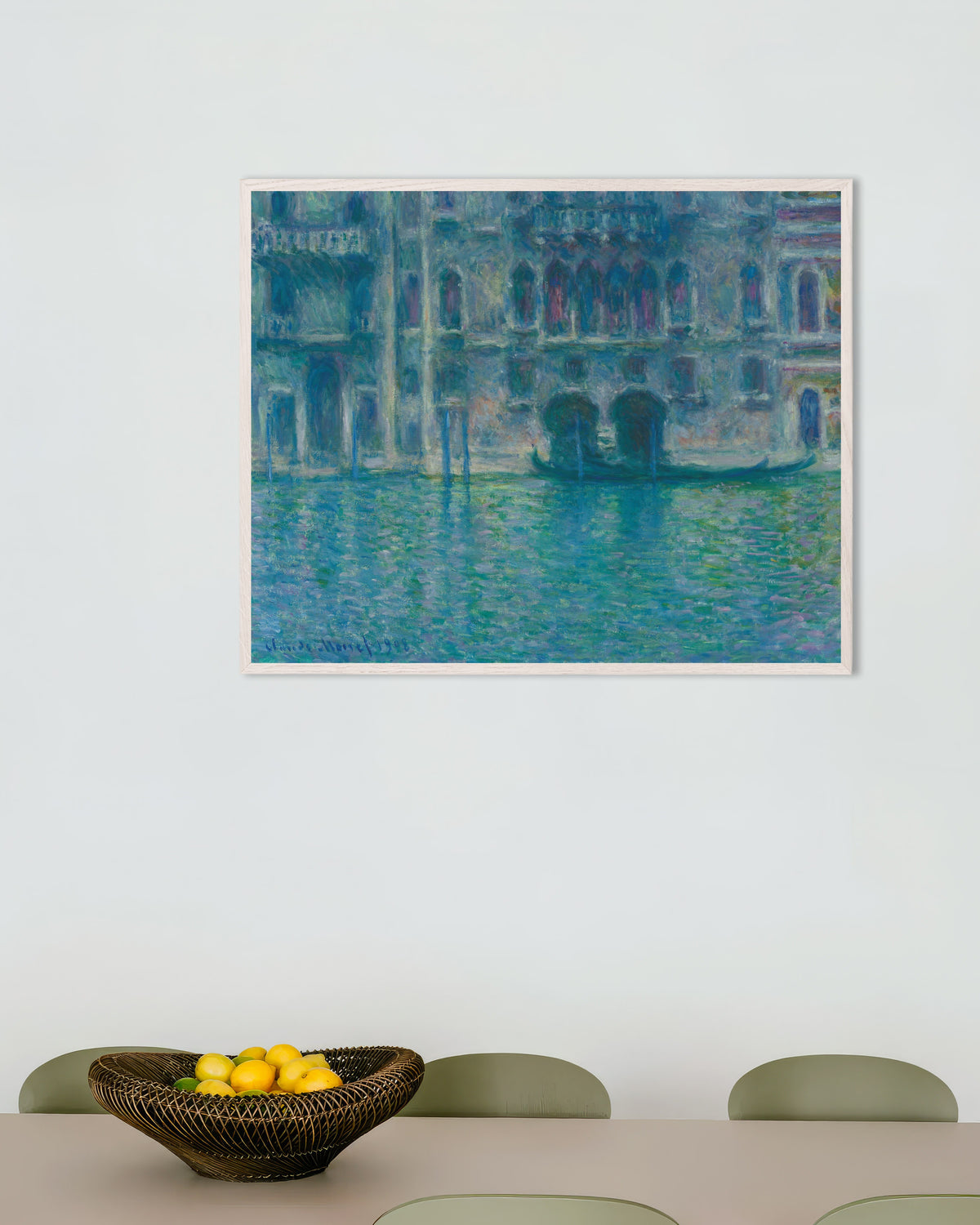 Claude Monet’n Palazzo da Mula, Venetsia (1908) -juliste valkoisessa puukehyksessä