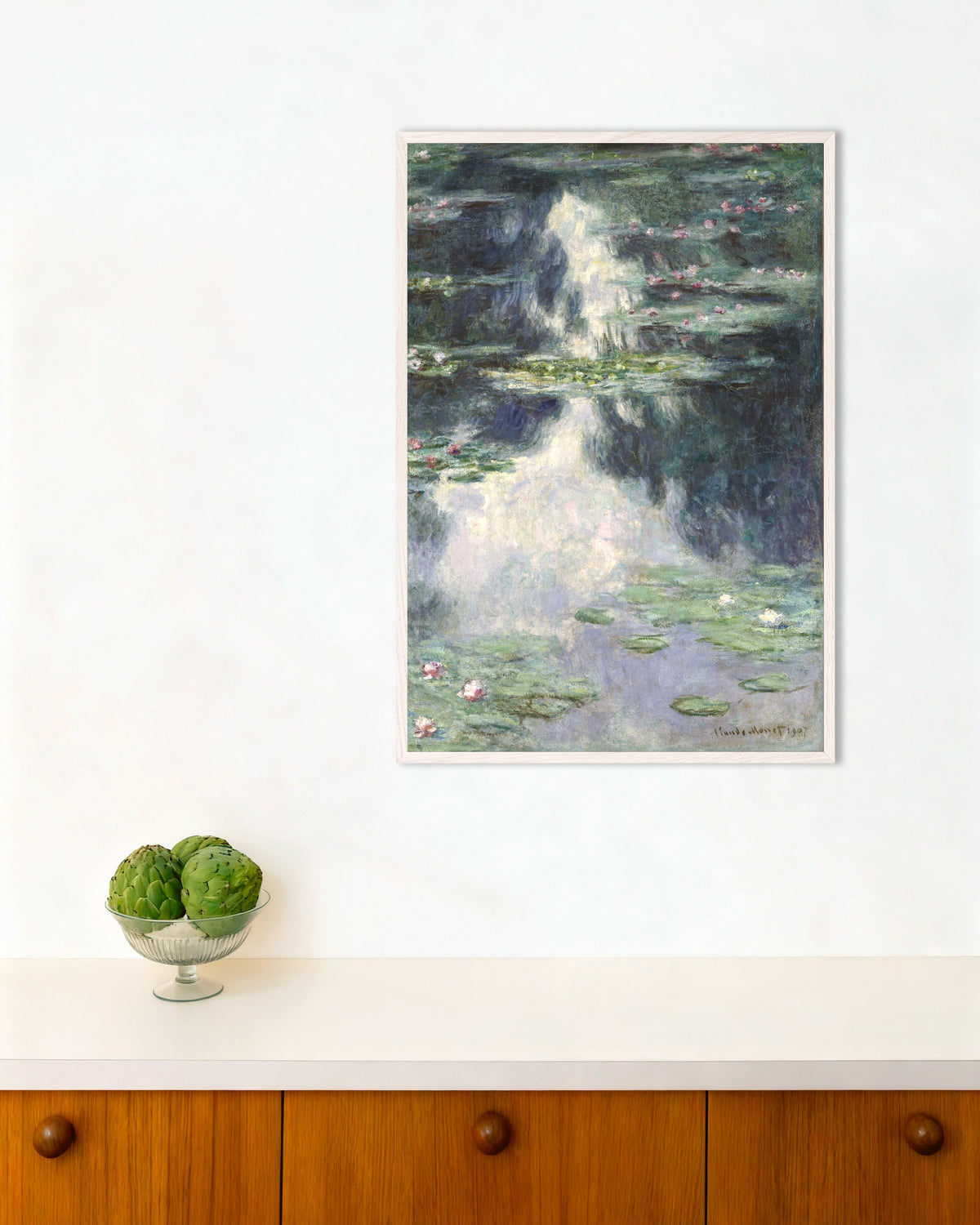 Claude Monet’n Lampi ja lumpeet (1907) -juliste valkoisessa puukehyksessä