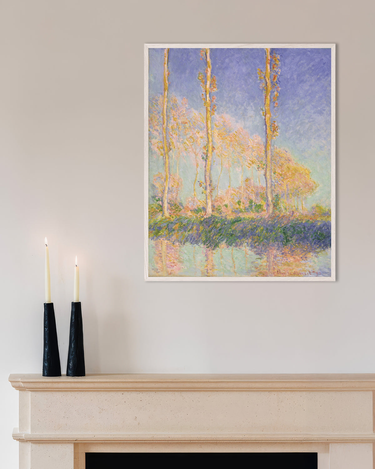 Claude Monet’n Poppelit (1891) -juliste valkoisessa puukehyksessä