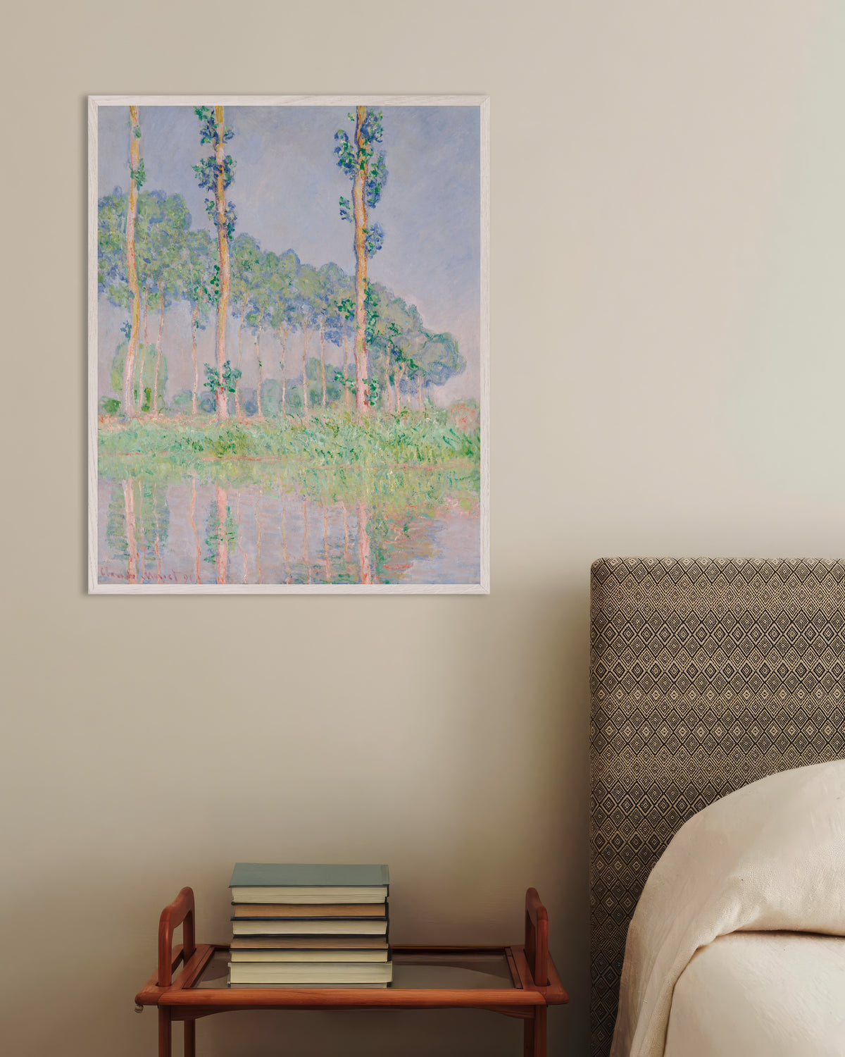 Claude Monet’n Poppelit, vaaleanpunainen vaikutelma (1891) -juliste valkoisessa puukehyksessä