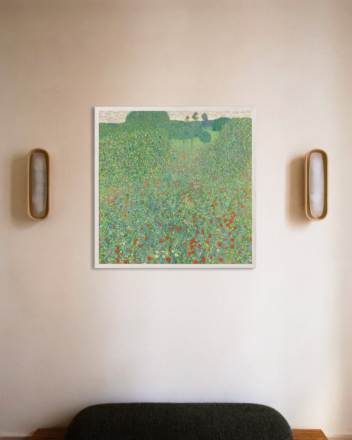 Gustav Klimtin Unikkoniitty (1907) -juliste valkoisessa puukehyksessä