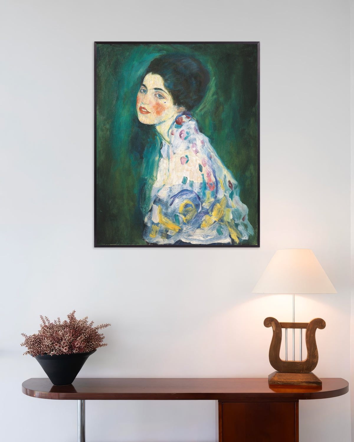 Gustav Klimtin Naisen muotokuva (1916–1917) -juliste metallikehyksessä
