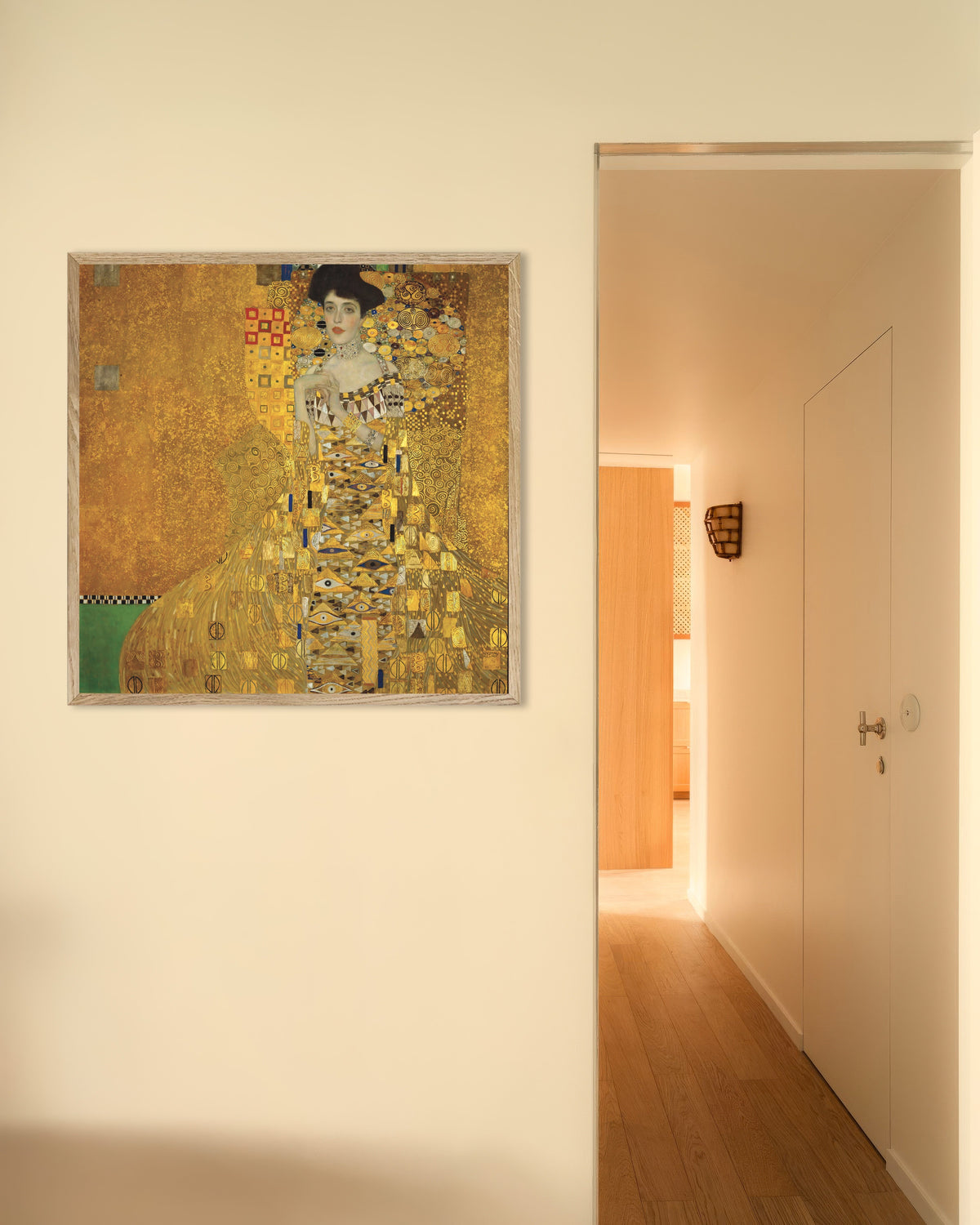 Gustav Klimtin Adele Bloch-Bauerin muotokuva I (1907) -juliste luonnonvärisessä puukehyksessä