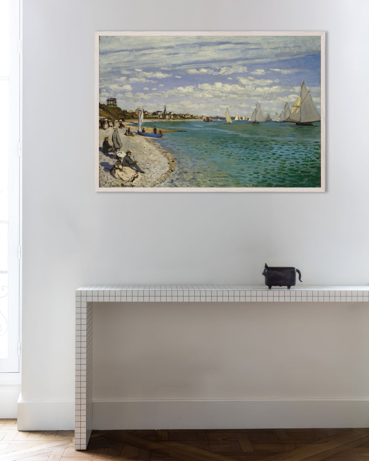 Claude Monet’n Regatta Sainte-Adressessa (1867) -juliste valkoisessa puukehyksessä