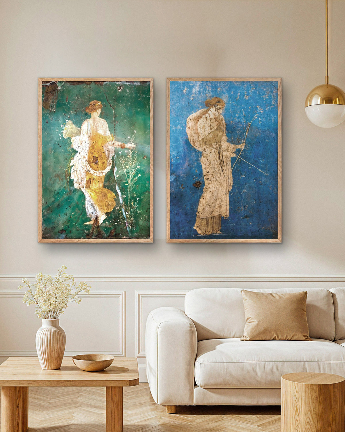 2 roomalaisen freskojulisteen sarja, Flora ja Artemis, luonnonvärisissä puukehyksissä sohvan yllä olohuoneessa