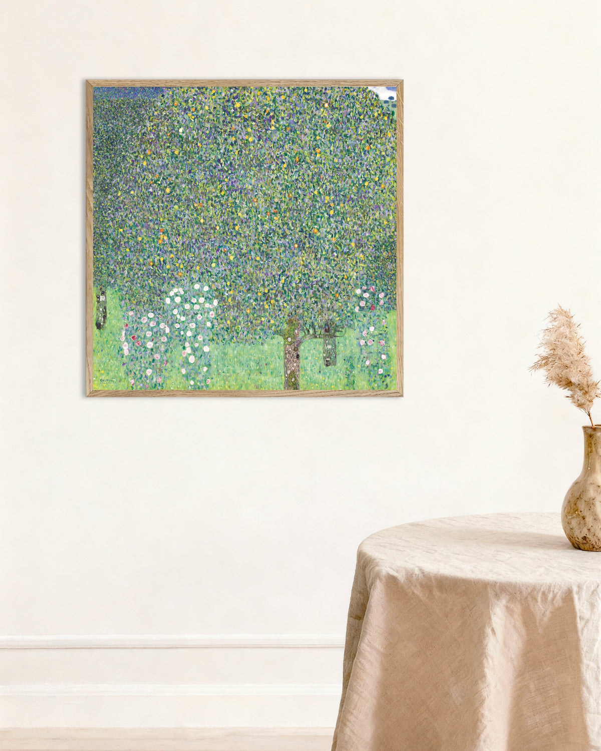 Gustav Klimtin Ruusupensaat puiden alla (1905) -juliste luonnonvärisessä puukehyksessä