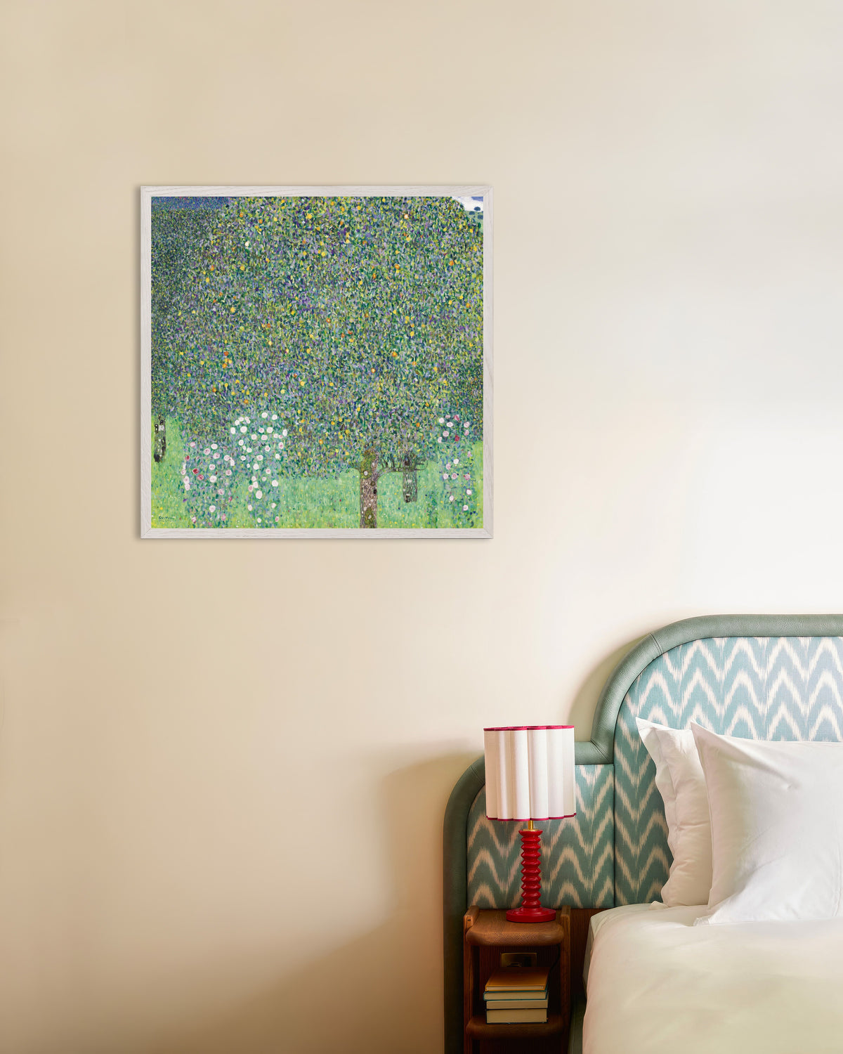Gustav Klimtin Ruusupensaat puiden alla (1905) -juliste valkoisessa puukehyksessä