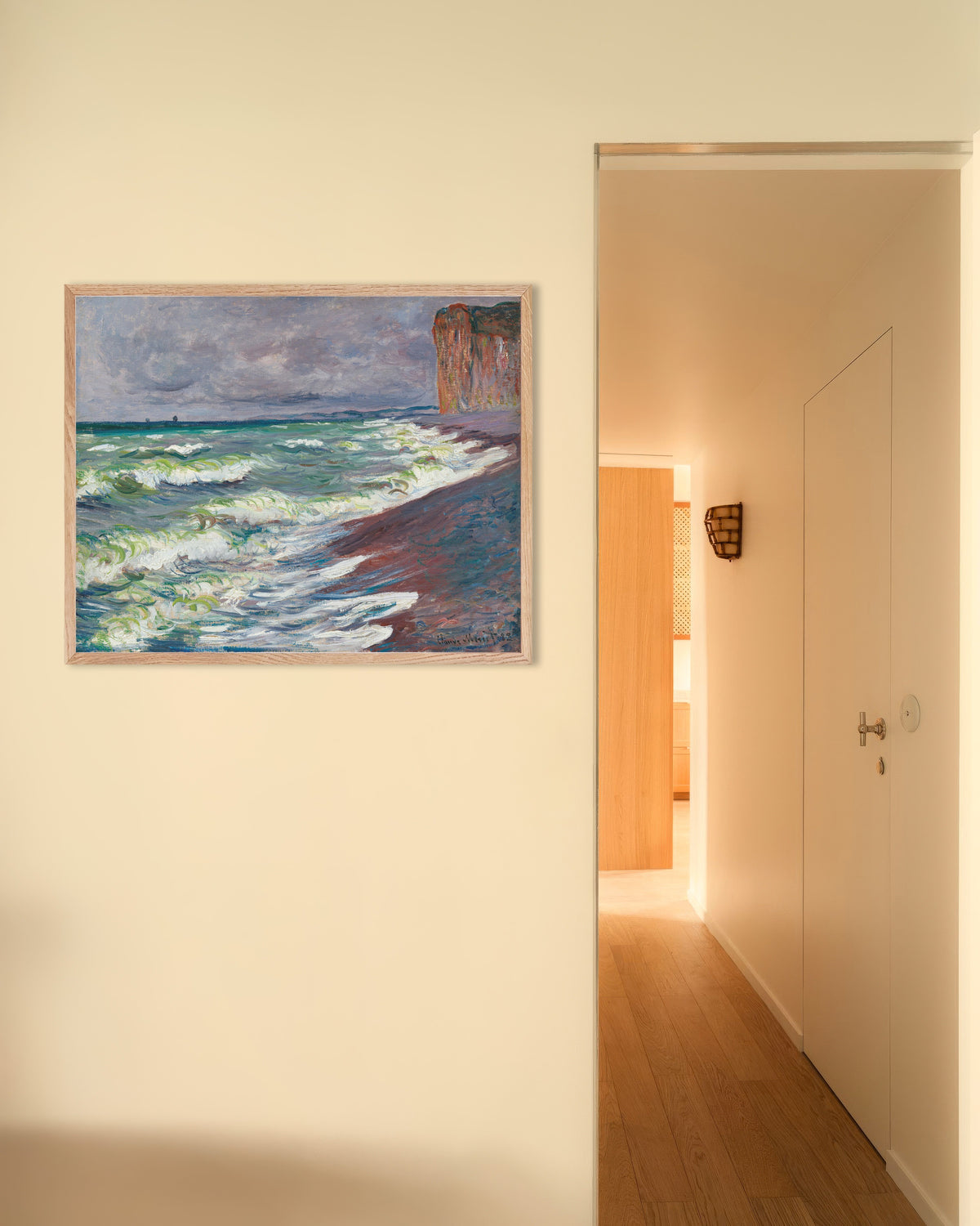 Claude Monet’n Kuohuva meri Pourvillessa (1882) -juliste luonnonvärisessä puukehyksessä