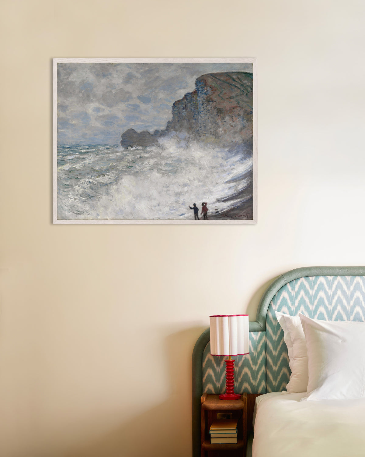 Claude Monet’n Myrsky Étretat’ssa (1883) -juliste valkoisessa puukehyksessä