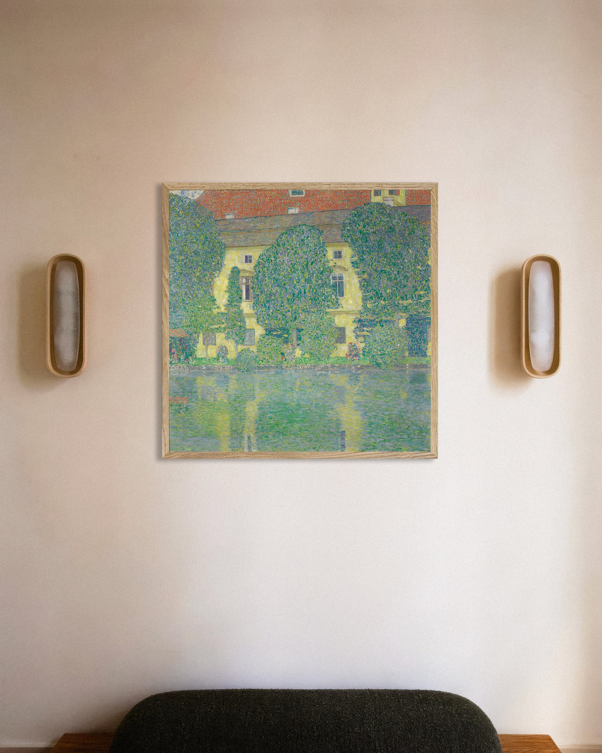 Juliste teoksesta Schloss Kammer Atterseellä III (1910), Gustav Klimt, luonnonvärisissä puukehyksissä