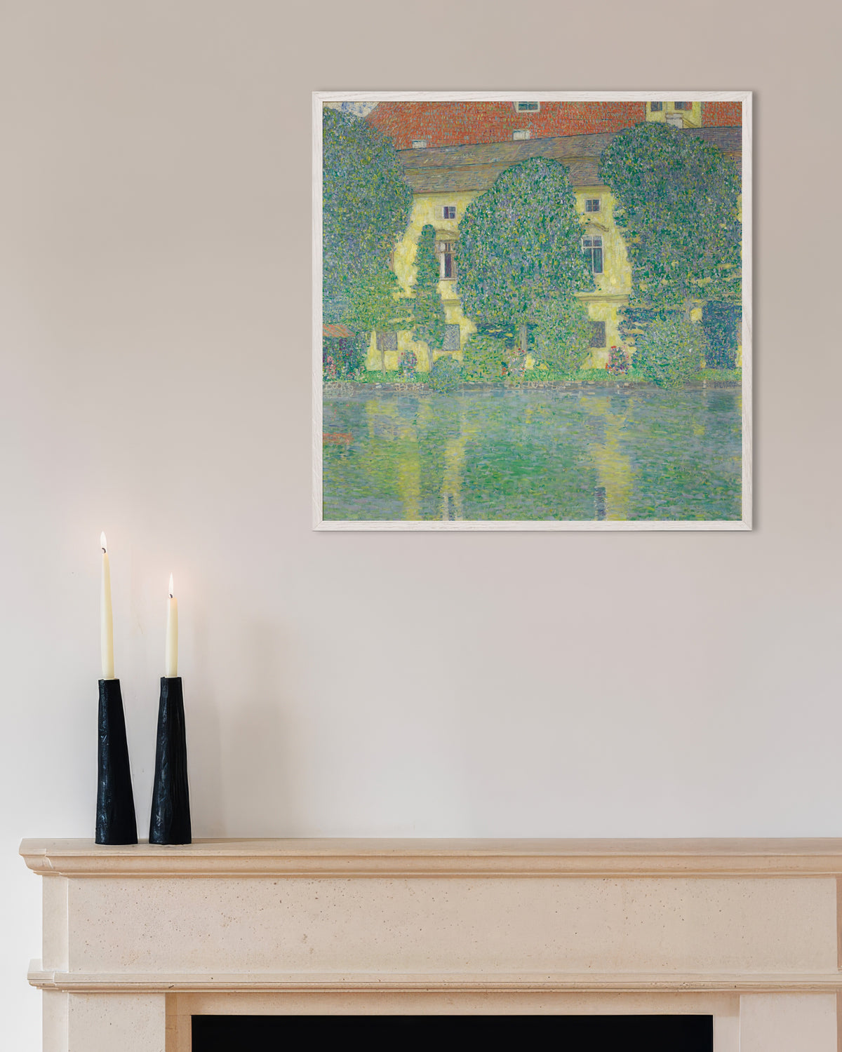 Juliste teoksesta Schloss Kammer Atterseellä III (1910), Gustav Klimt, valkoisissa puukehyksissä