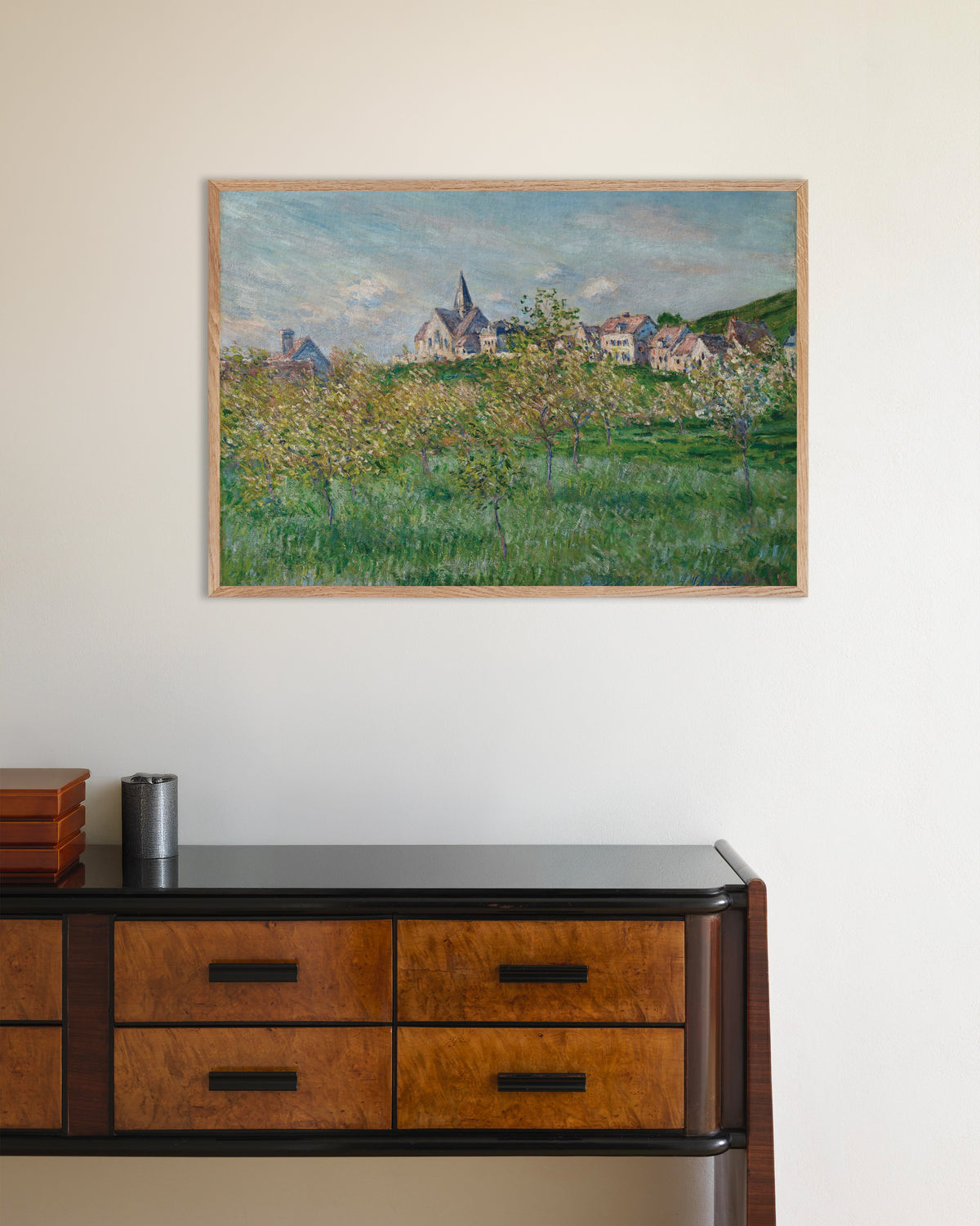Claude Monet’n Kevät Givernyssä, iltapäivä (1885) -juliste luonnonvärisessä puukehyksessä