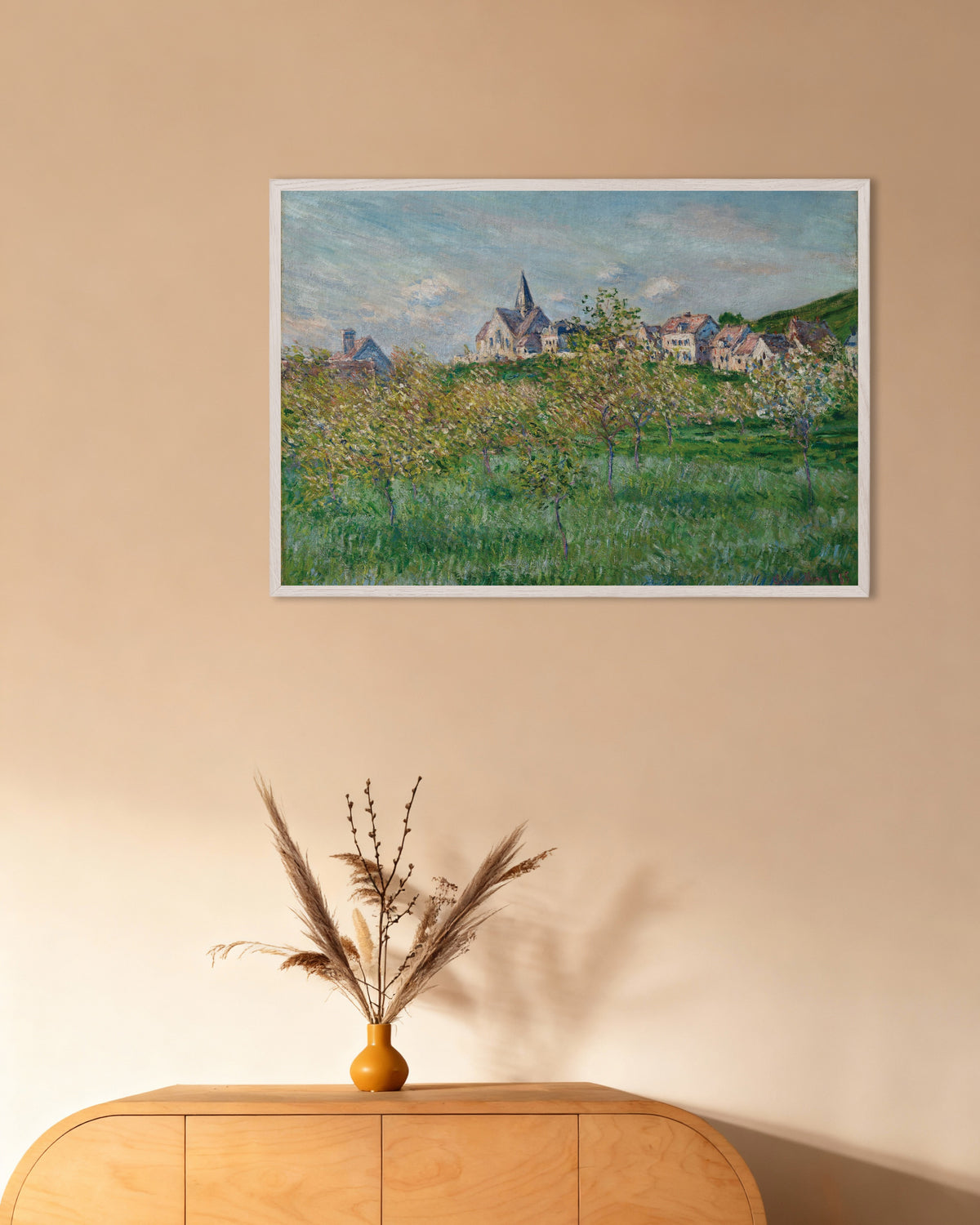 Claude Monet’n Kevät Givernyssä, iltapäivä (1885) -juliste valkoisessa puukehyksessä